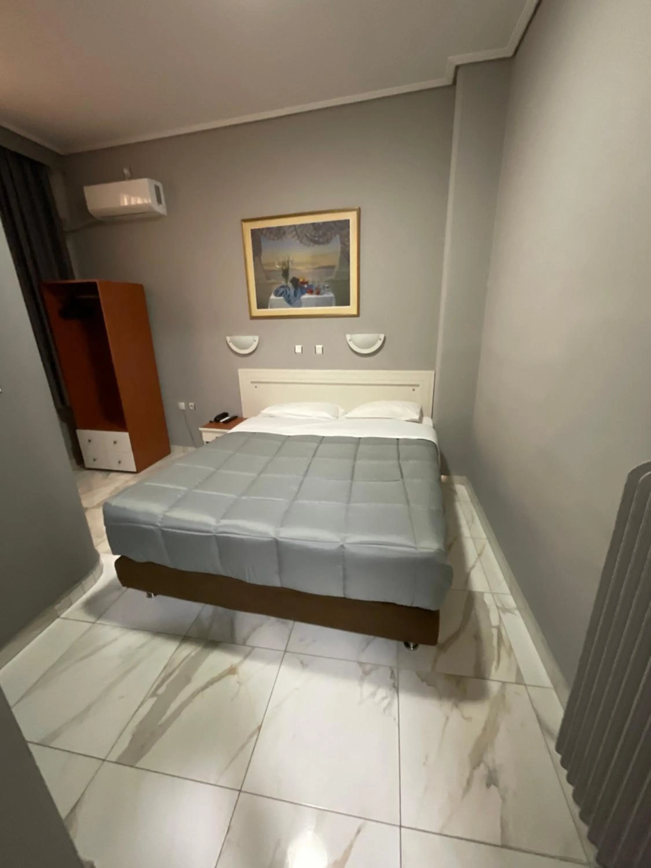 Photo of the whole room, Bed in Piraeus Acropole Hotel