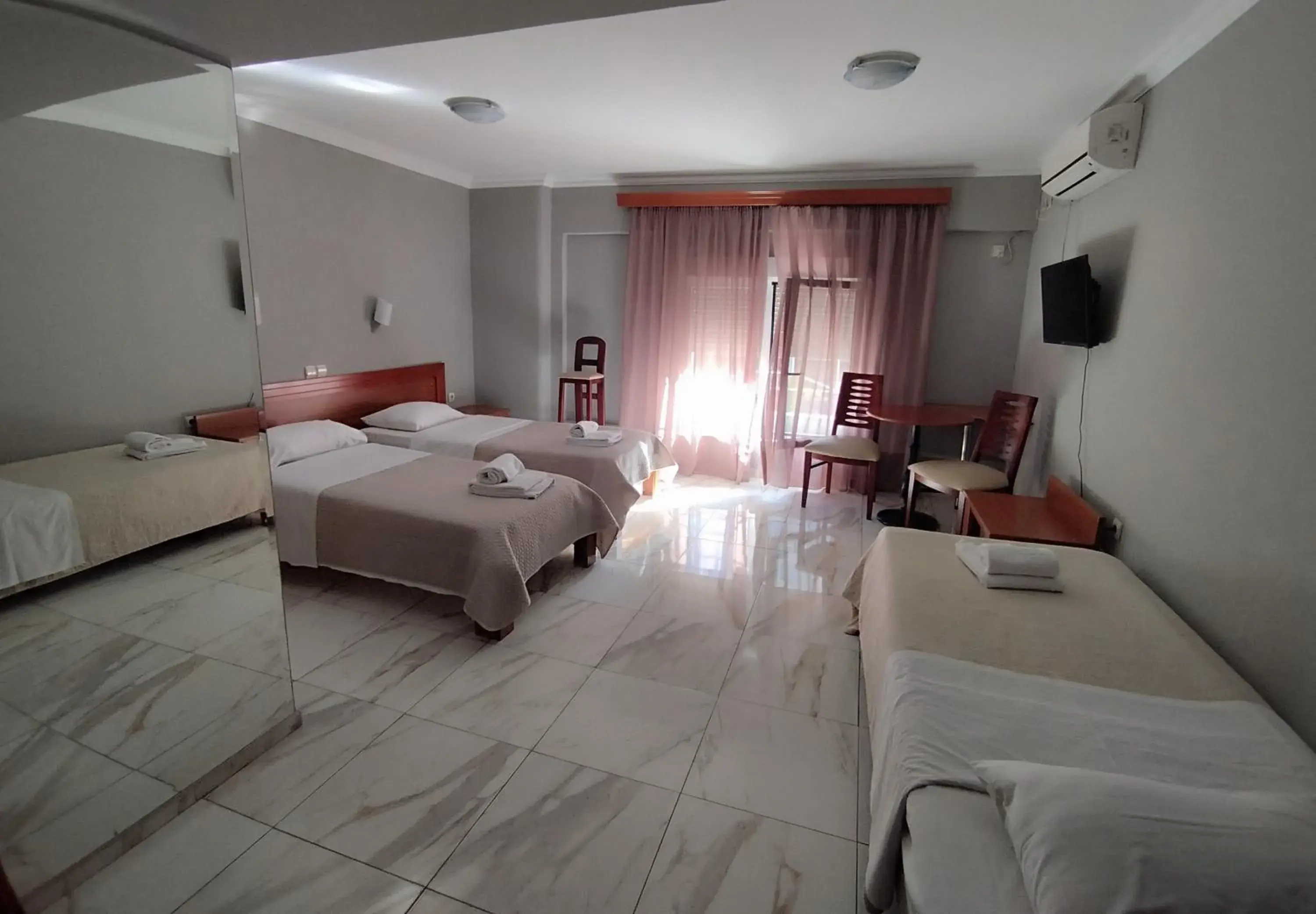 Triple Room in Piraeus Acropole Hotel Triple Room in Piraeus Acropole Hotel