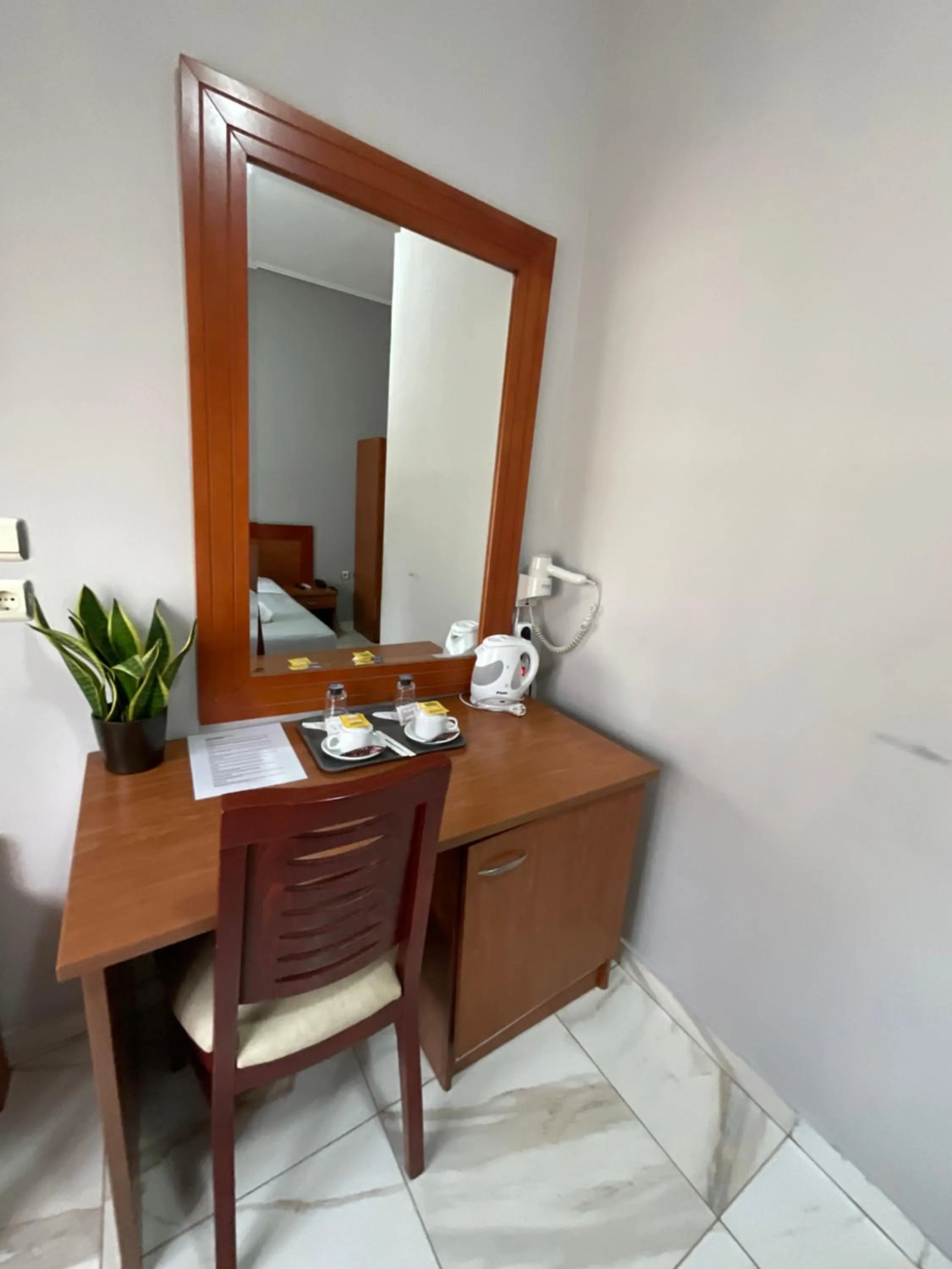 Coffee/tea facilities in Piraeus Acropole Hotel