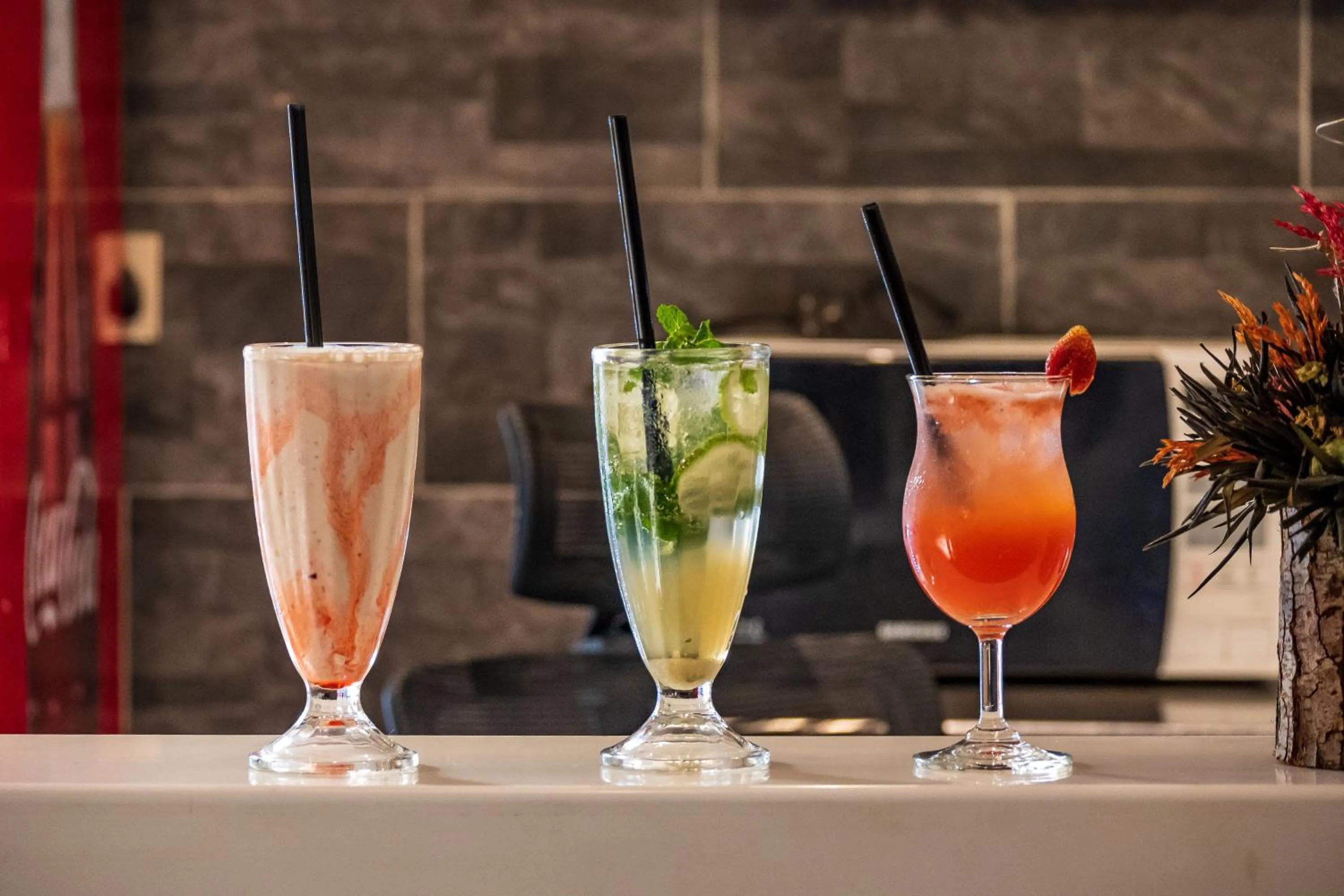 Restaurant/places to eat in Samra Hotel