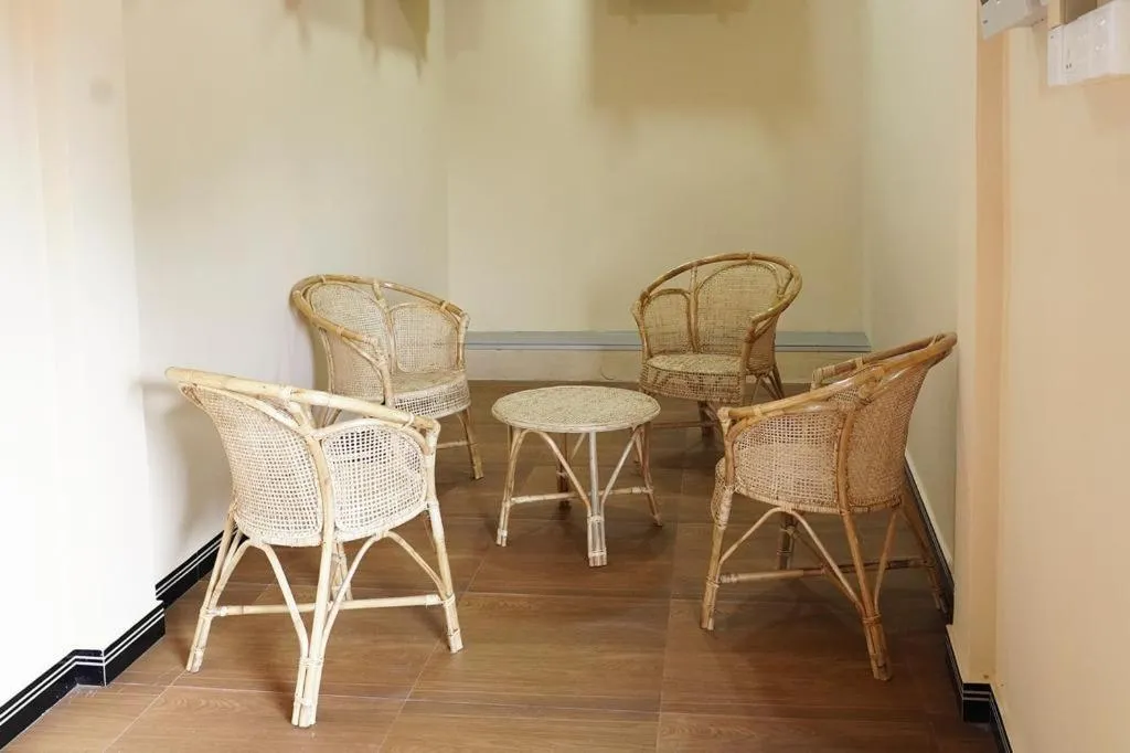 Communal lounge/ TV room in UK Inn Guest House