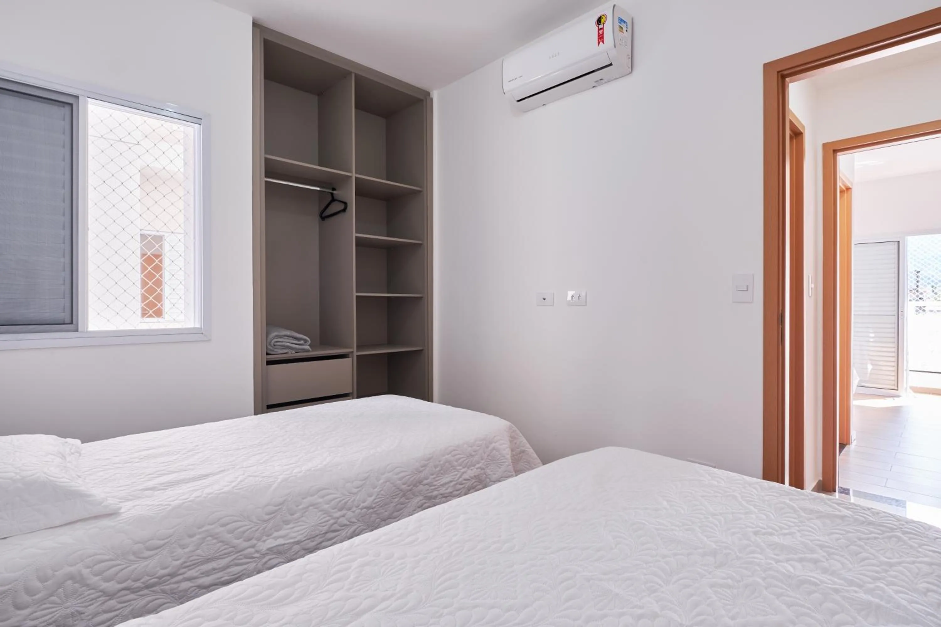 Bed in 2 QUARTOS com Churrasqueira na Varanda, Piscina, Garagem interna, WiFi 500mbps, Ar Condicionado e Telas de Proteção