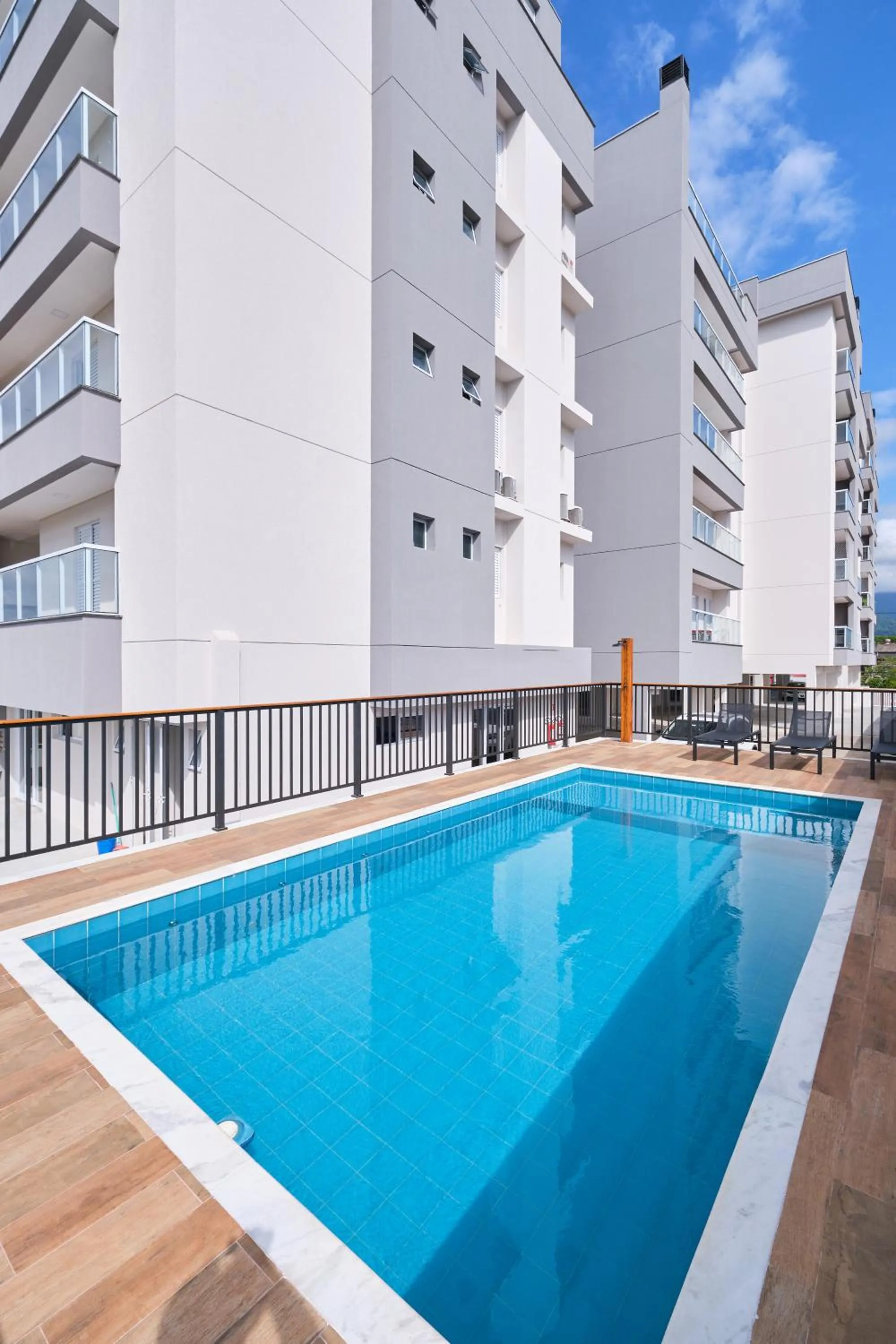 Property building in 2 QUARTOS com Churrasqueira na Varanda, Piscina, Garagem interna, WiFi 500mbps, Ar Condicionado e Telas de Proteção