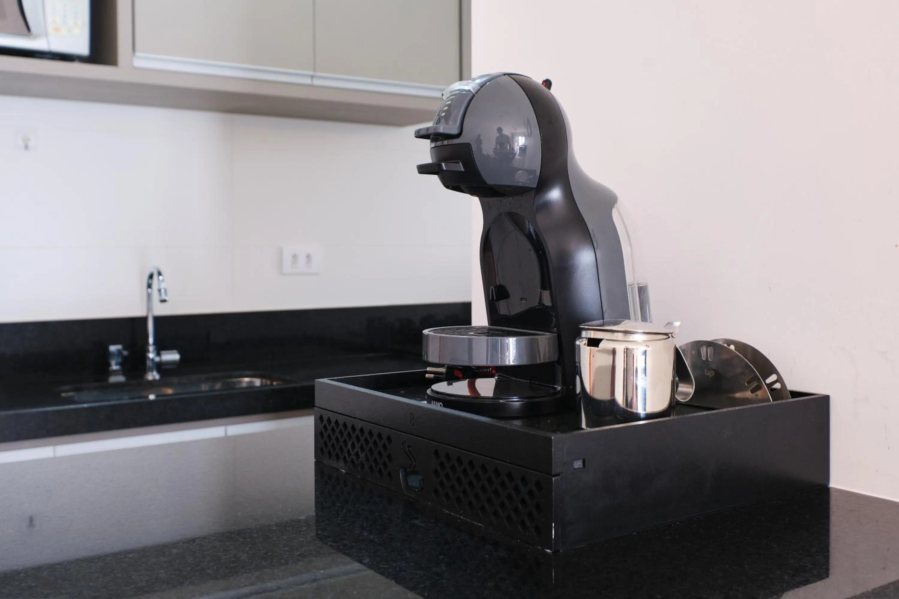 Coffee/tea facilities in 2 QUARTOS com Churrasqueira na Varanda, Piscina, Garagem interna, WiFi 500mbps, Ar Condicionado e Telas de Proteção