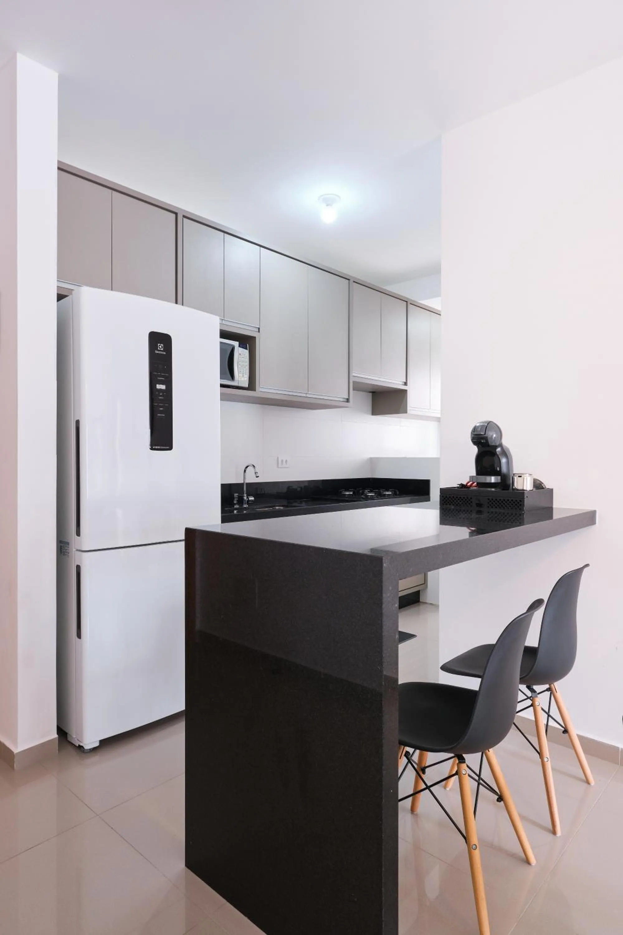 Kitchen or kitchenette in 2 QUARTOS com Churrasqueira na Varanda, Piscina, Garagem interna, WiFi 500mbps, Ar Condicionado e Telas de Proteção