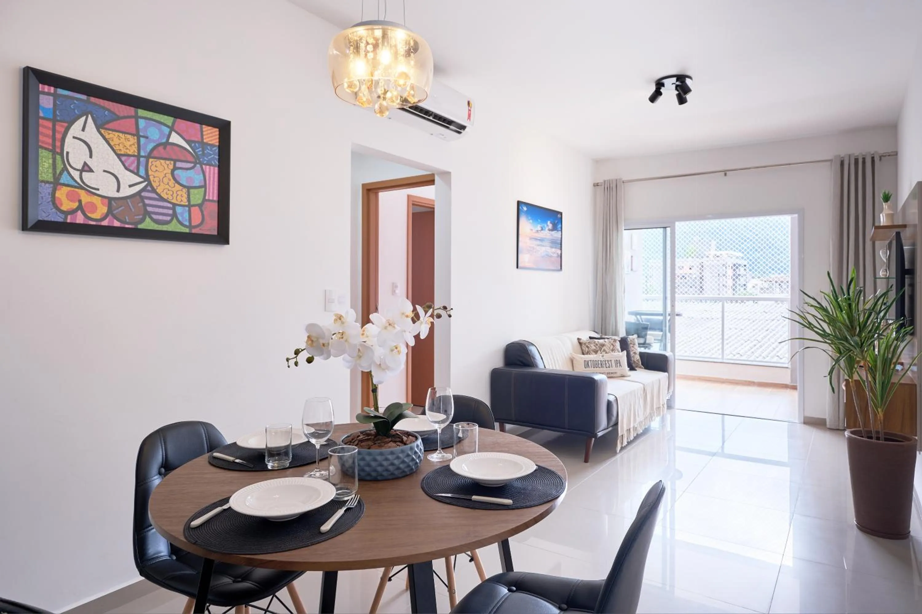 TV and multimedia in 2 QUARTOS com Churrasqueira na Varanda, Piscina, Garagem interna, WiFi 500mbps, Ar Condicionado e Telas de Proteção