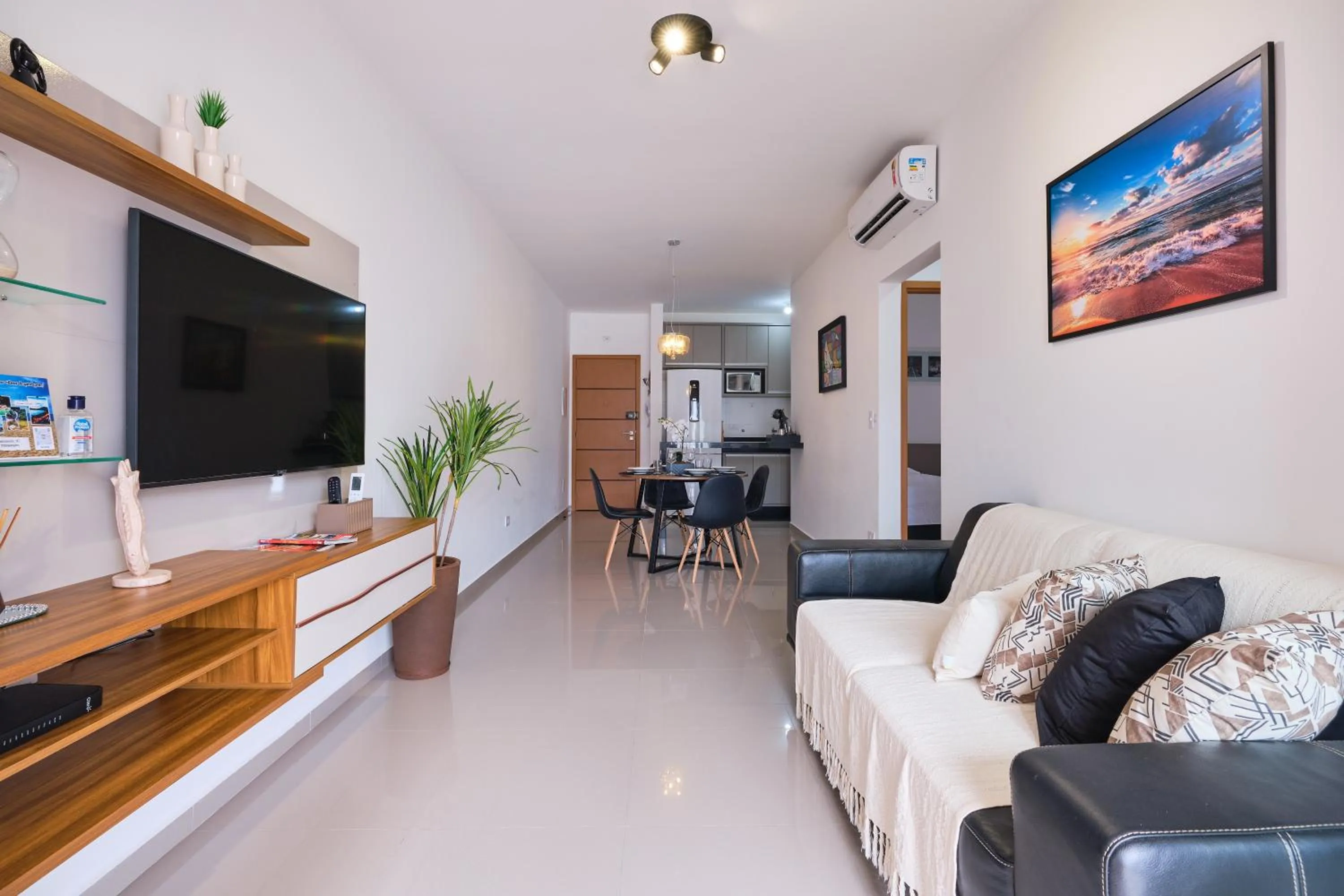 Communal lounge/ TV room in 2 QUARTOS com Churrasqueira na Varanda, Piscina, Garagem interna, WiFi 500mbps, Ar Condicionado e Telas de Proteção