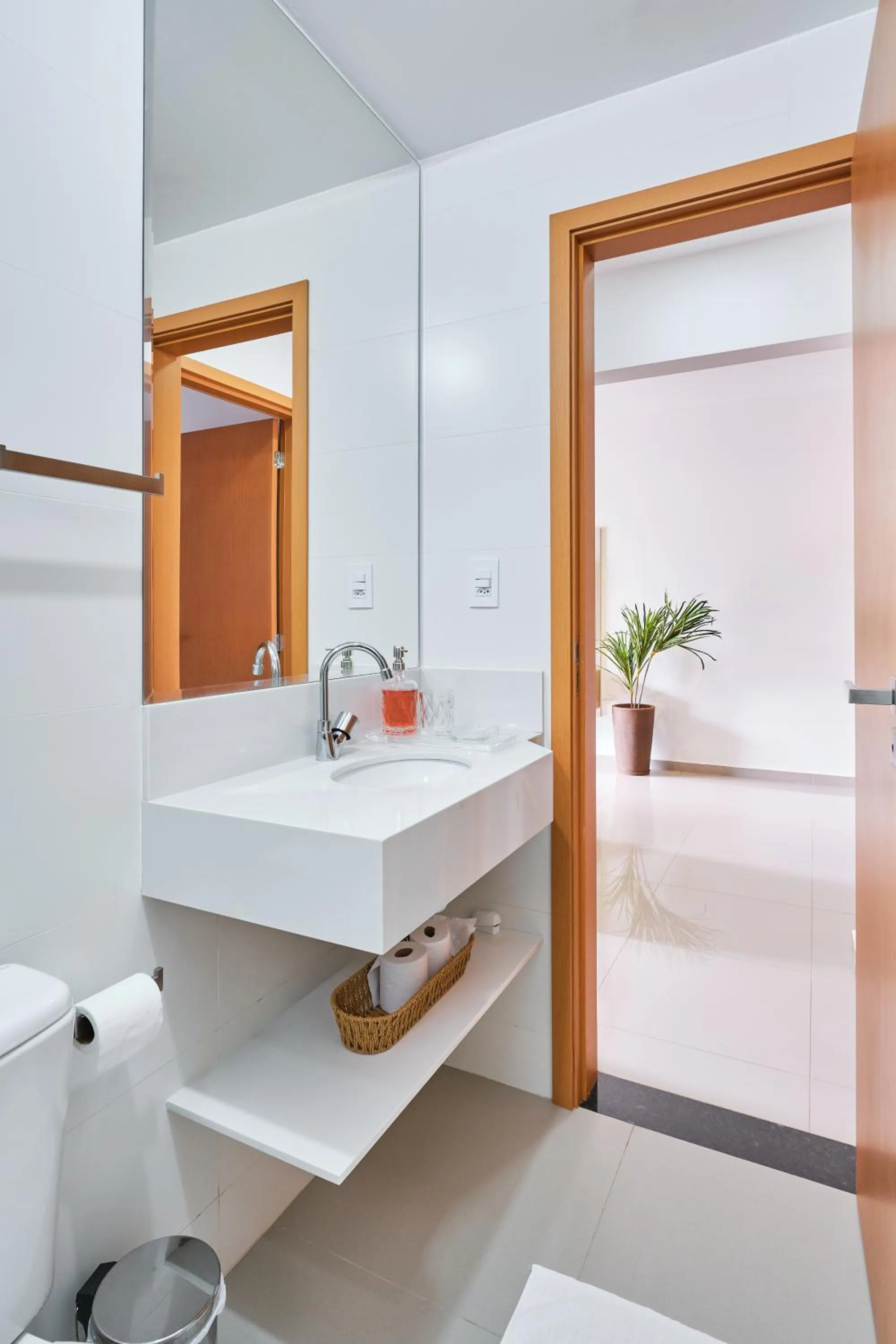 Bathroom in 2 QUARTOS com Churrasqueira na Varanda, Piscina, Garagem interna, WiFi 500mbps, Ar Condicionado e Telas de Proteção