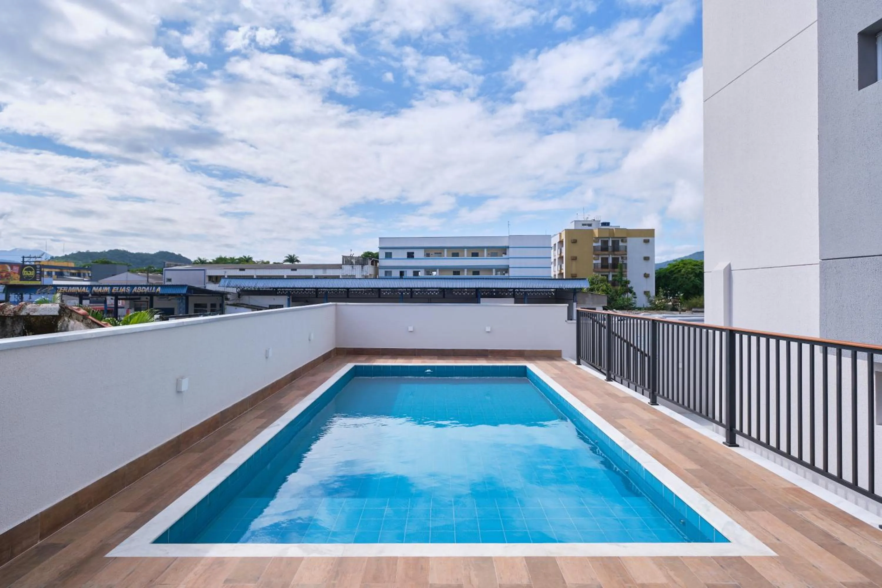 Property building in 2 QUARTOS com Churrasqueira na Varanda, Piscina, Garagem interna, WiFi 500mbps, Ar Condicionado e Telas de Proteção