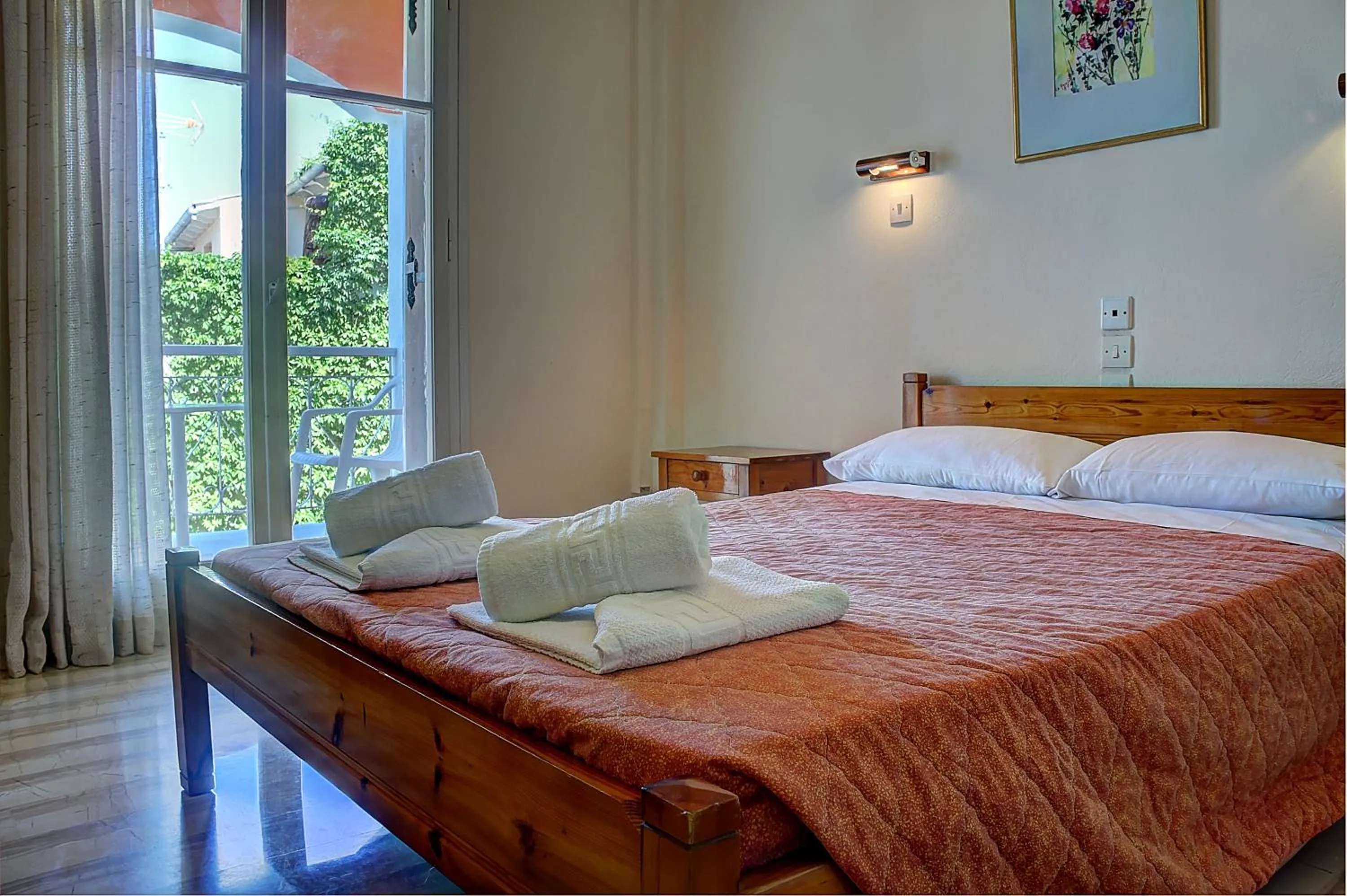 Photo of the whole room in Hotel Benitses Arches