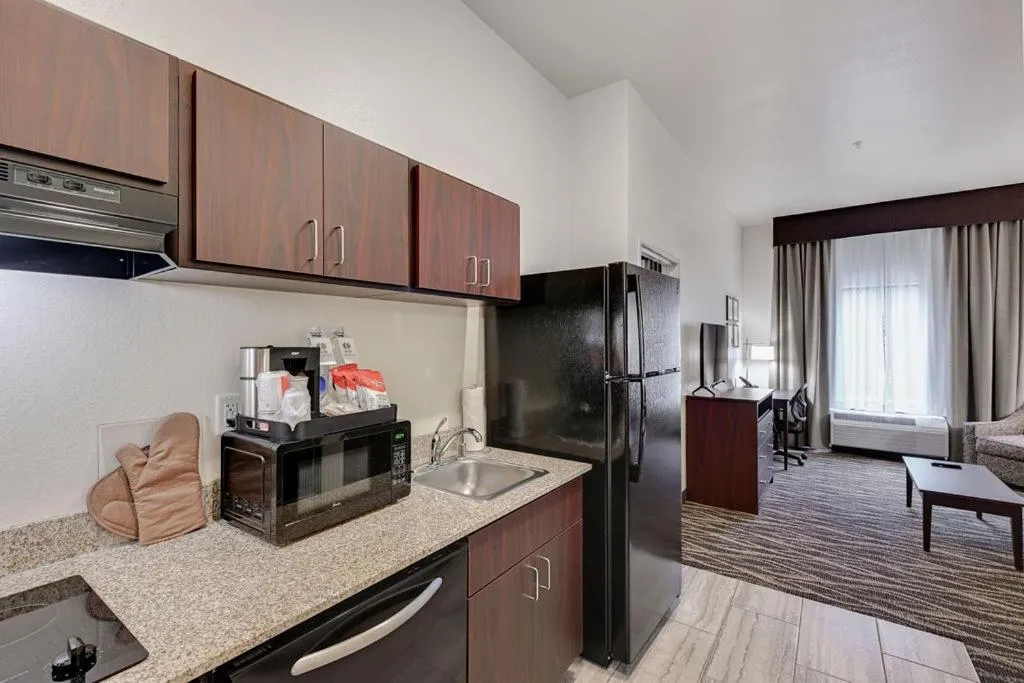 Kitchen or kitchenette in Cobblestone Hotel & Suites - Mosinee