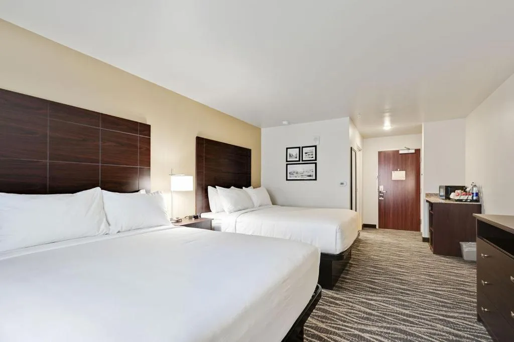 Bedroom, Bed in Cobblestone Hotel & Suites - Mosinee