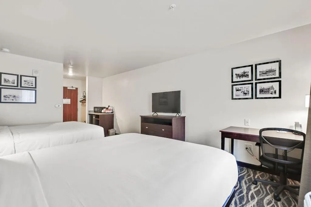 Bedroom, Bed in Cobblestone Hotel & Suites - Mosinee