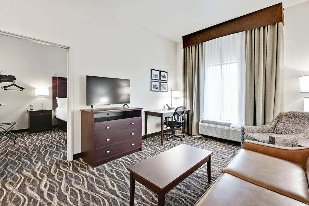 Bedroom, Bed in Cobblestone Hotel & Suites - Mosinee