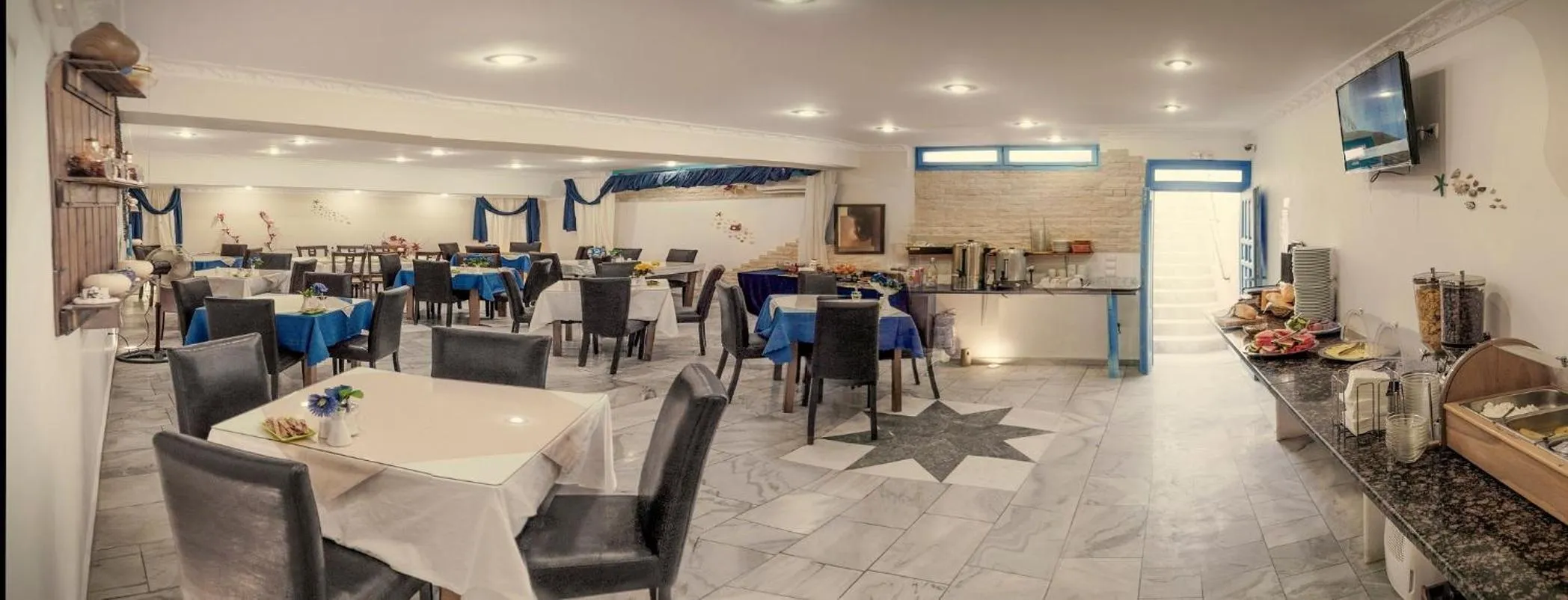 Breakfast in Perissa Bay