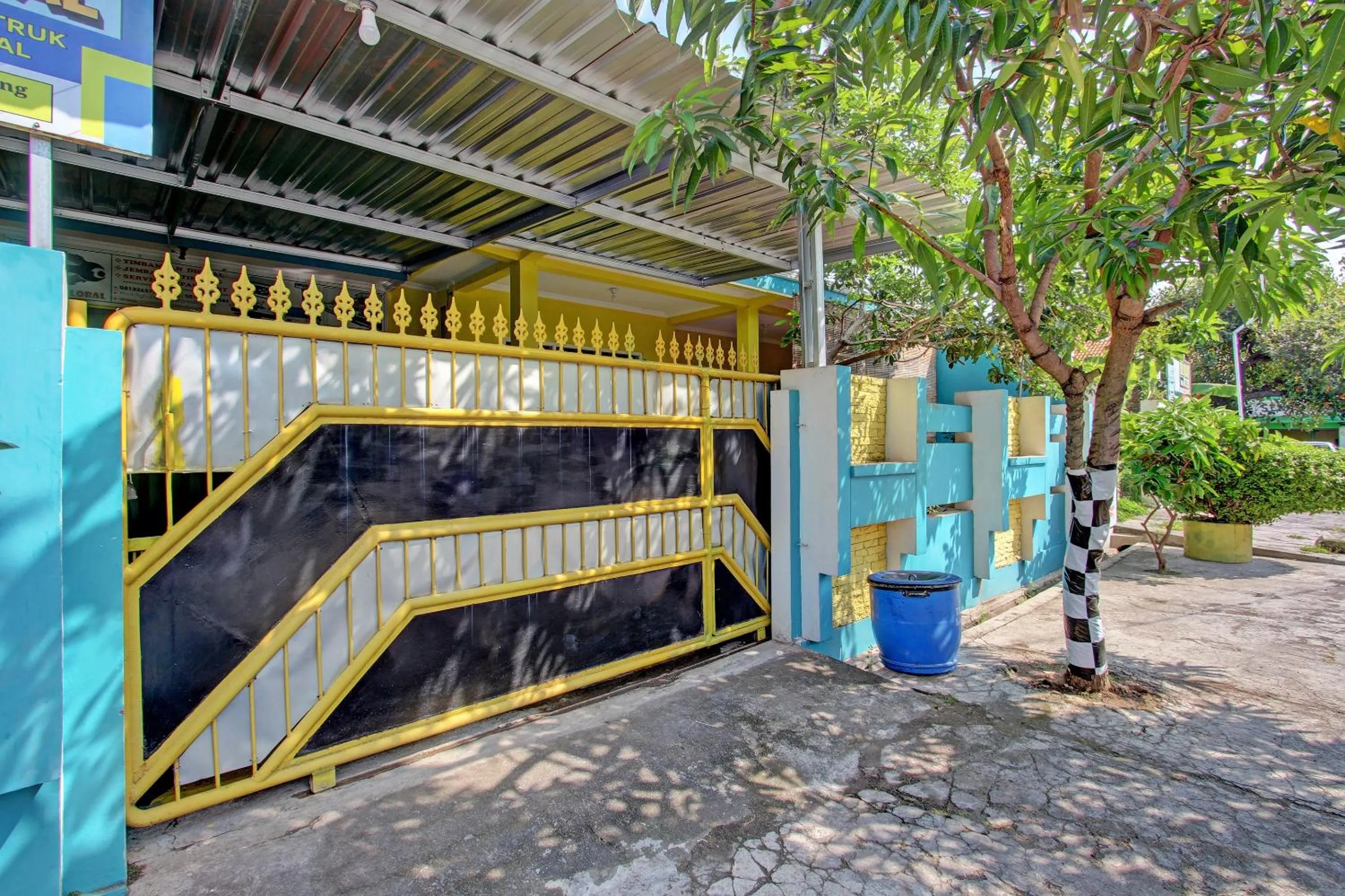 Facade/entrance in Hotel O Lobak Hostel CapsuleNearAyam Goreng Terowongan