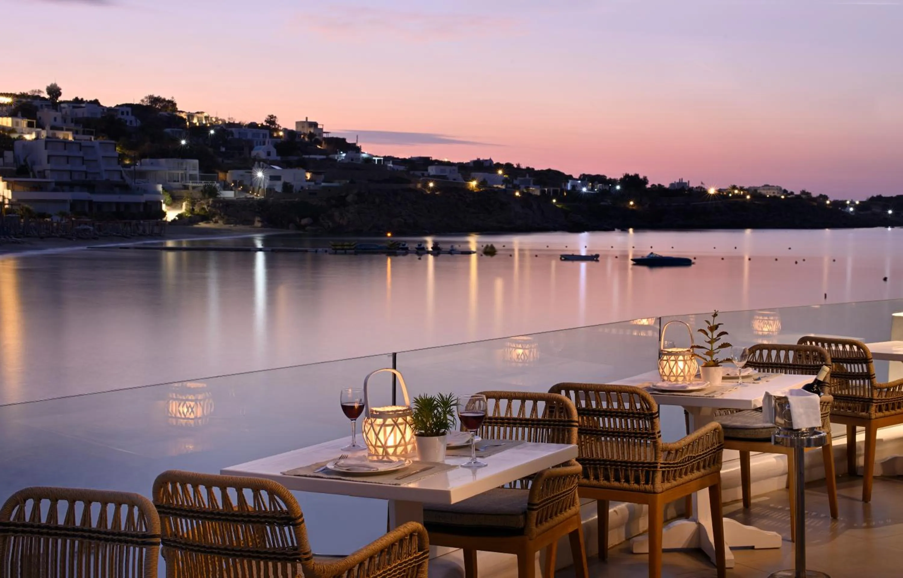 Restaurant/places to eat in Petinos Hotel