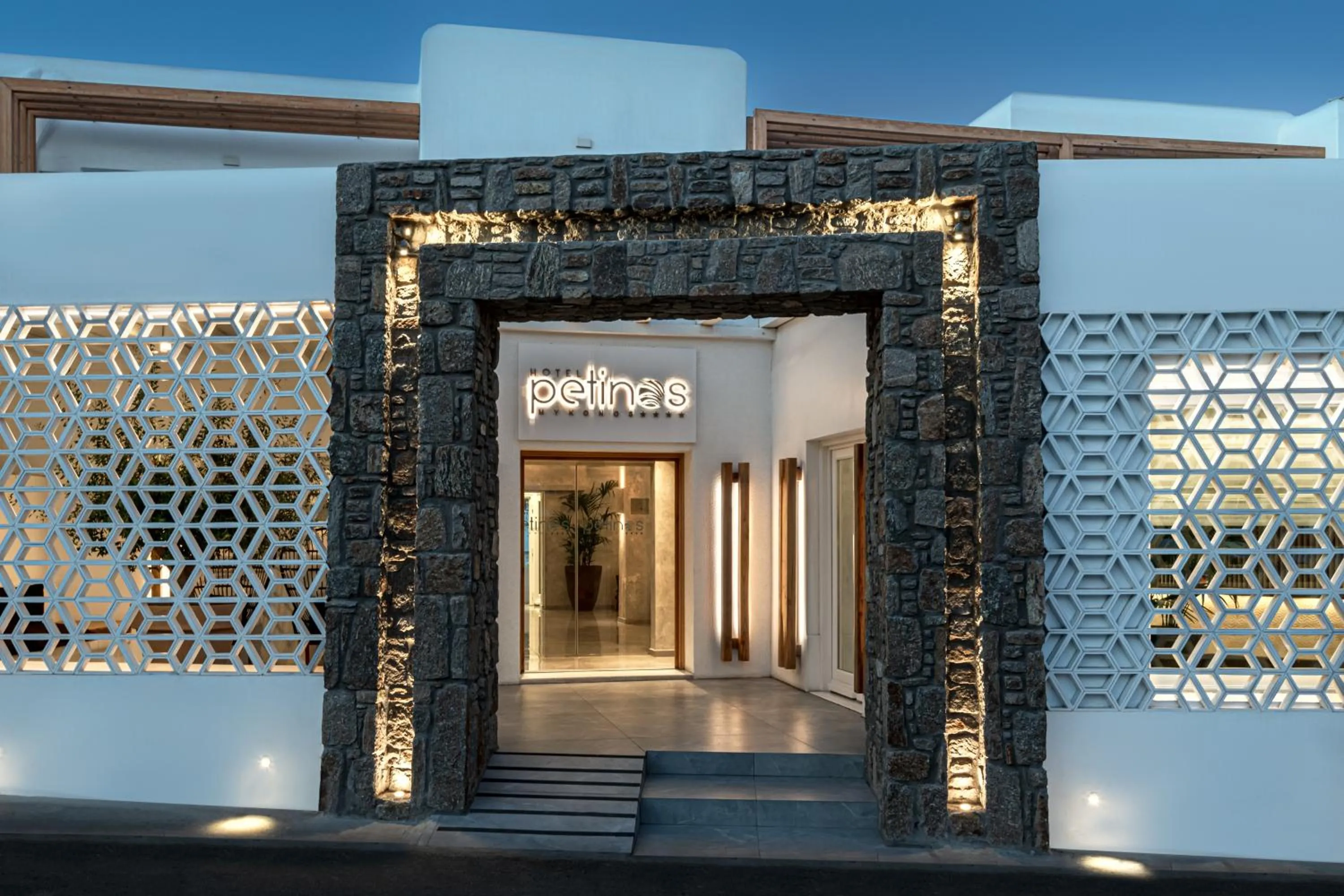 Facade/entrance in Petinos Hotel