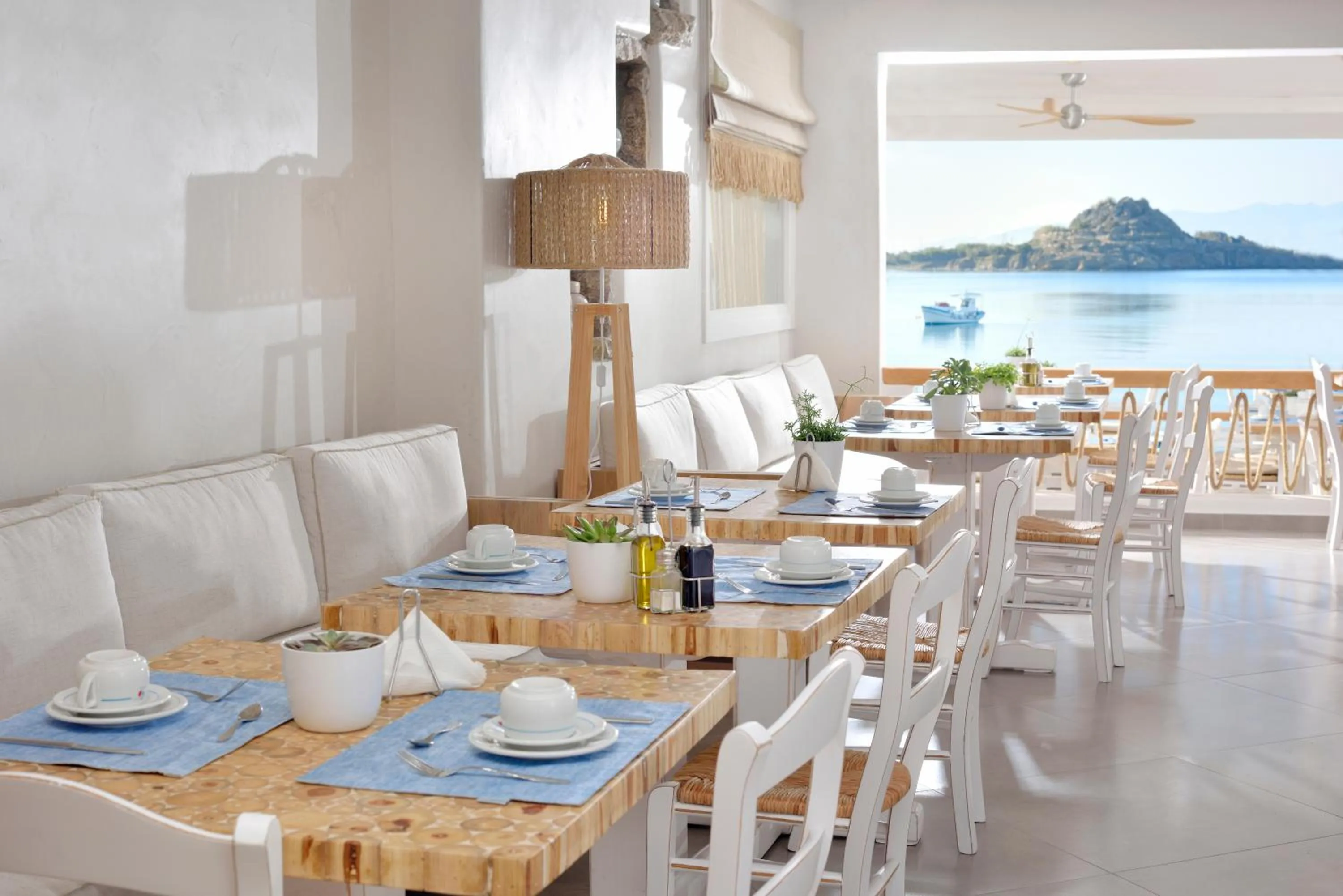 Restaurant/places to eat in Petinos Hotel