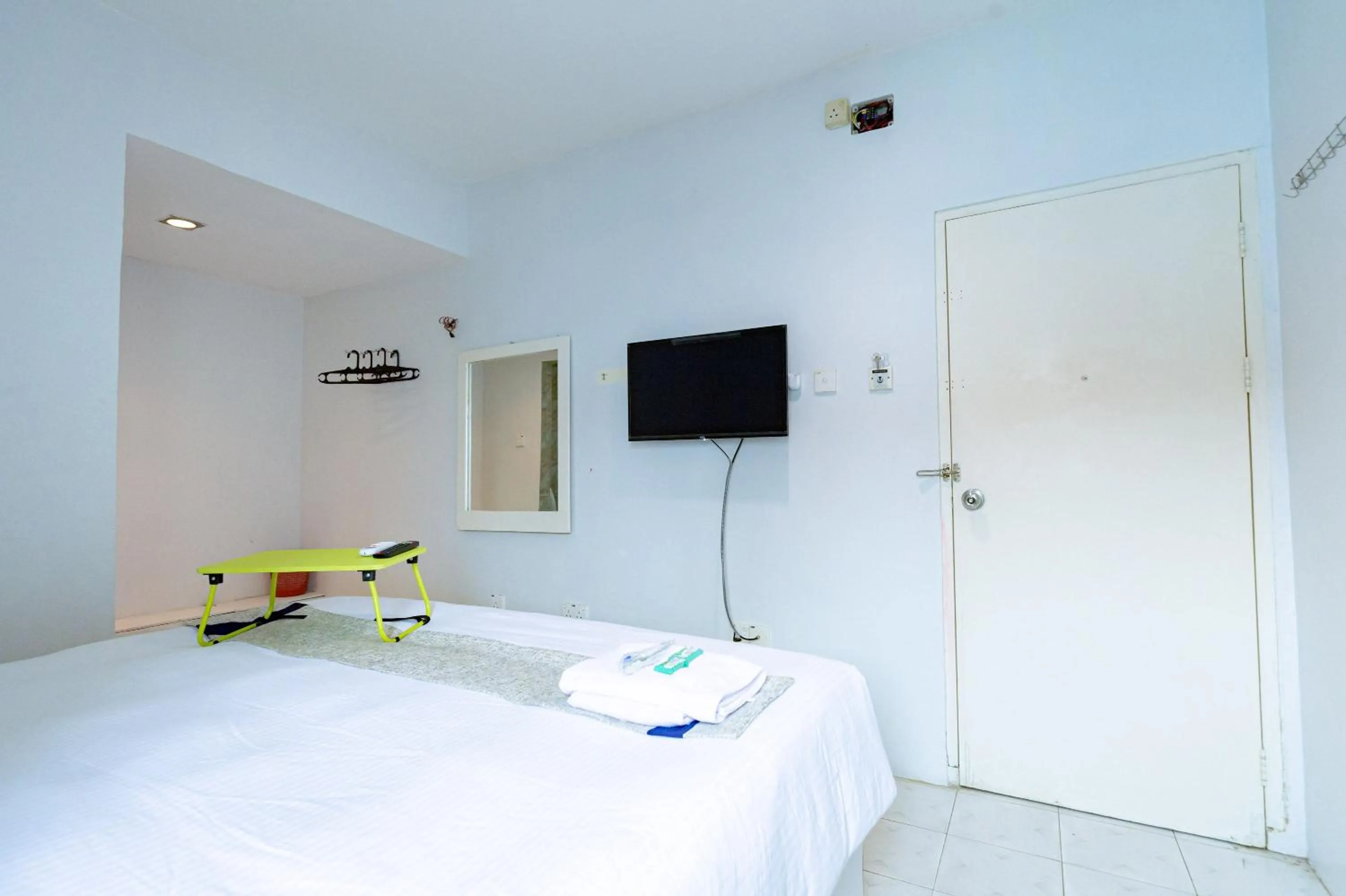 Bedroom, Bed in Urbanview Hotel Crystal Nagoya Batam by RedDoorz