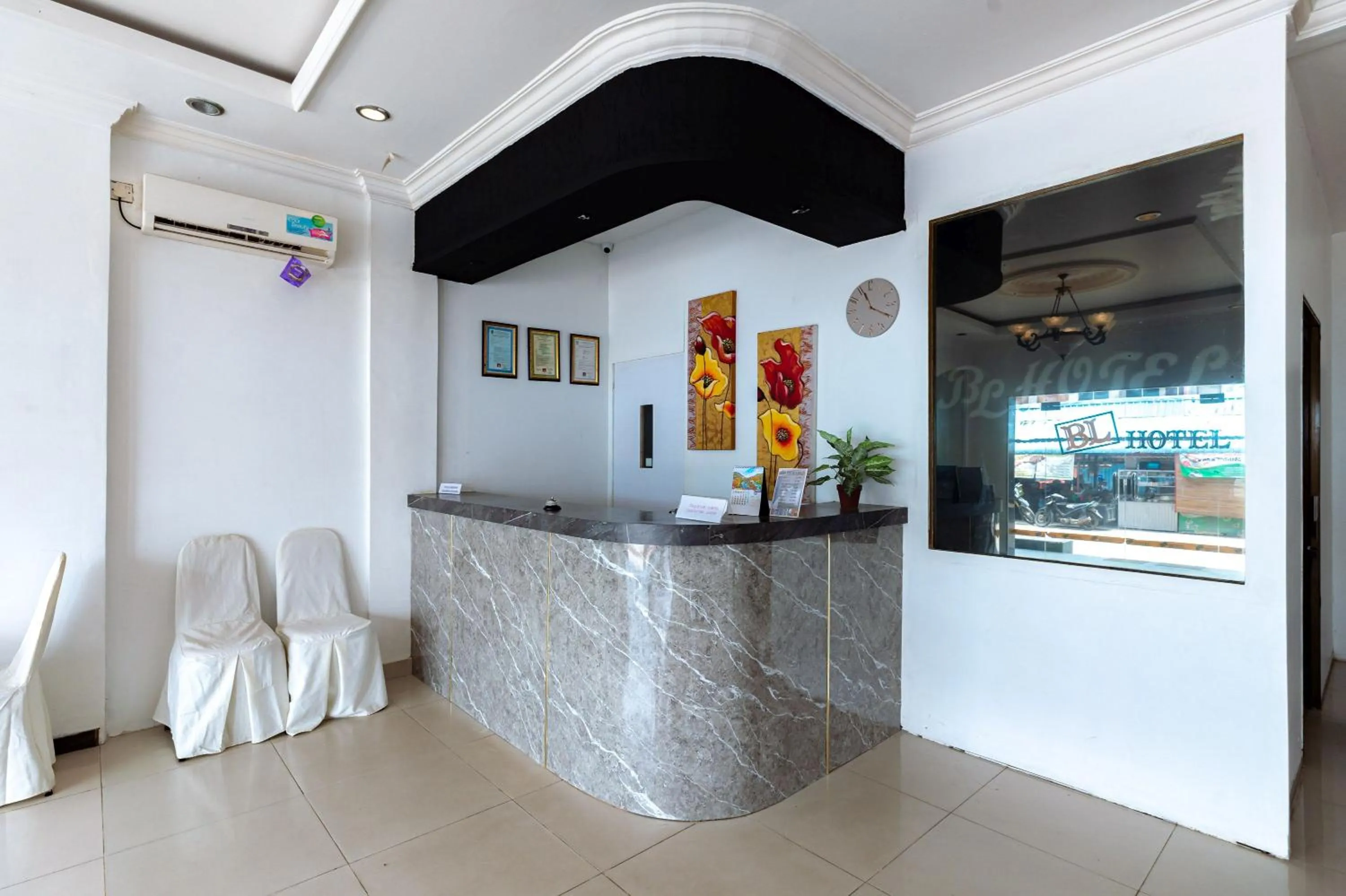 Lobby or reception in Urbanview Hotel Crystal Nagoya Batam by RedDoorz