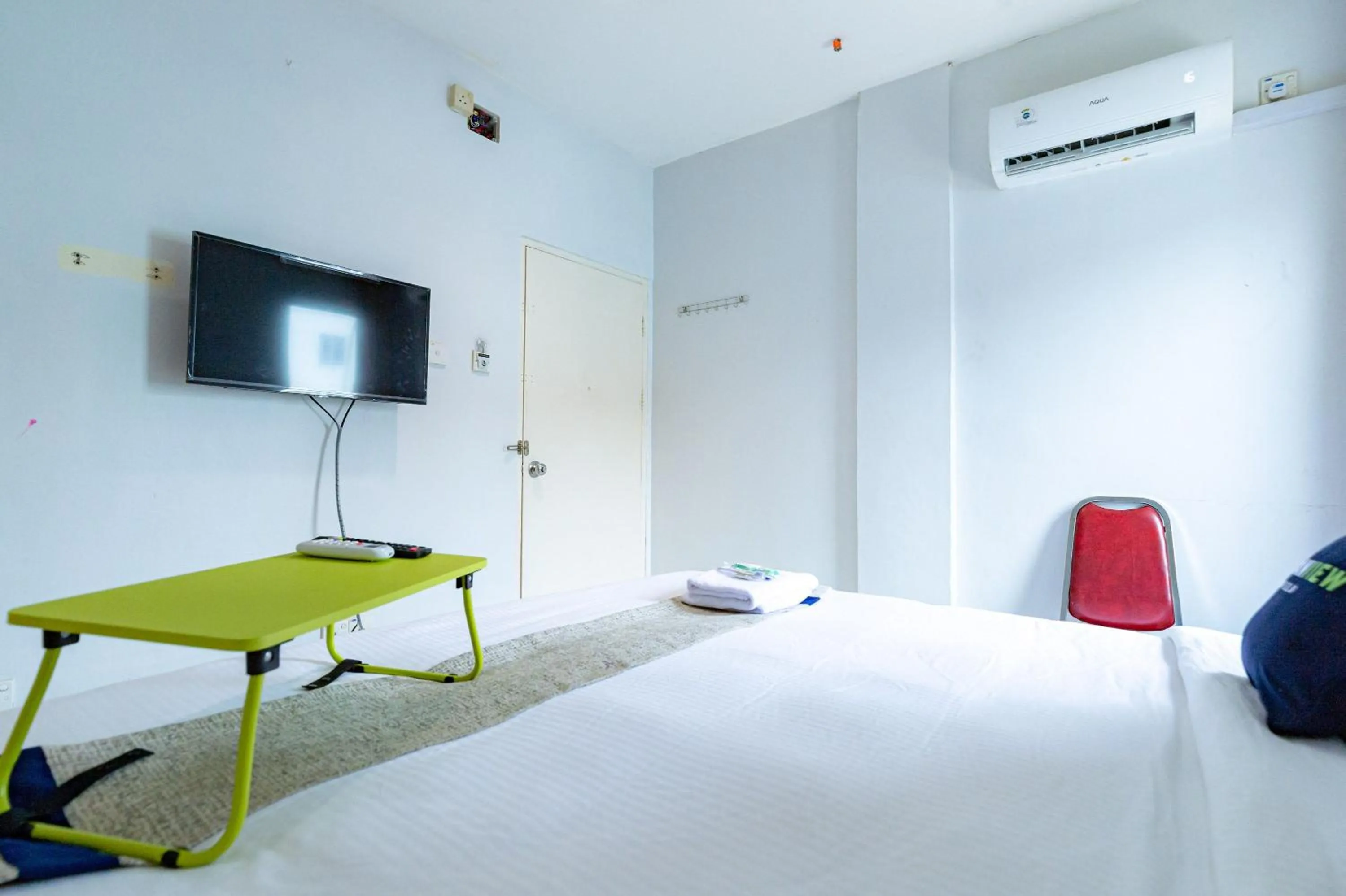 Bedroom, Bed in Urbanview Hotel Crystal Nagoya Batam by RedDoorz