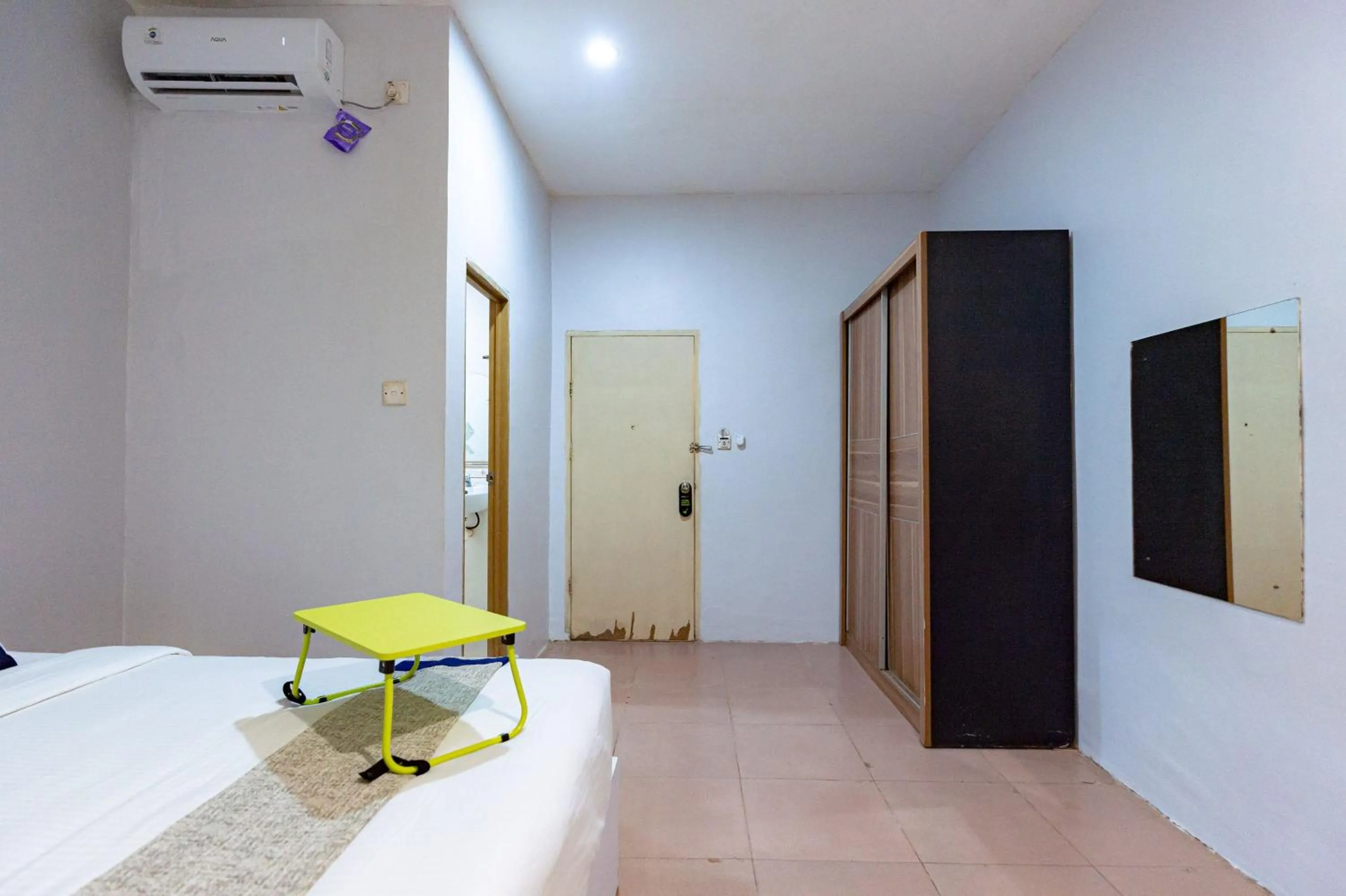 Bedroom, Bed in Urbanview Hotel Crystal Nagoya Batam by RedDoorz