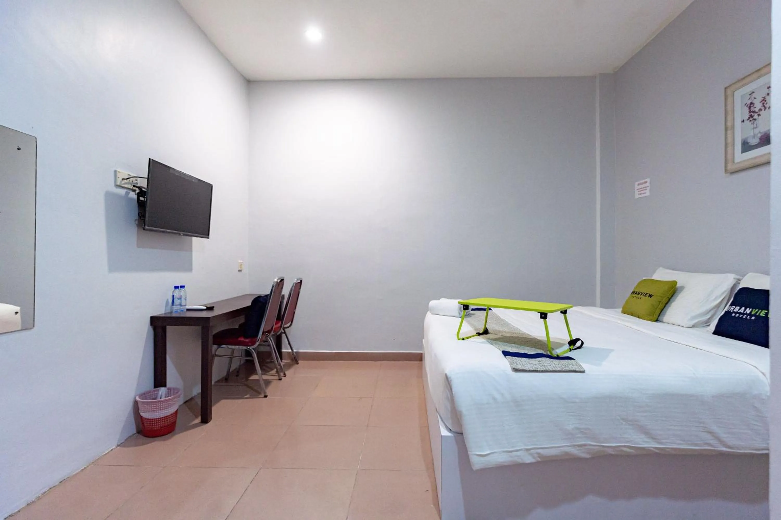 Bedroom, Bed in Urbanview Hotel Crystal Nagoya Batam by RedDoorz