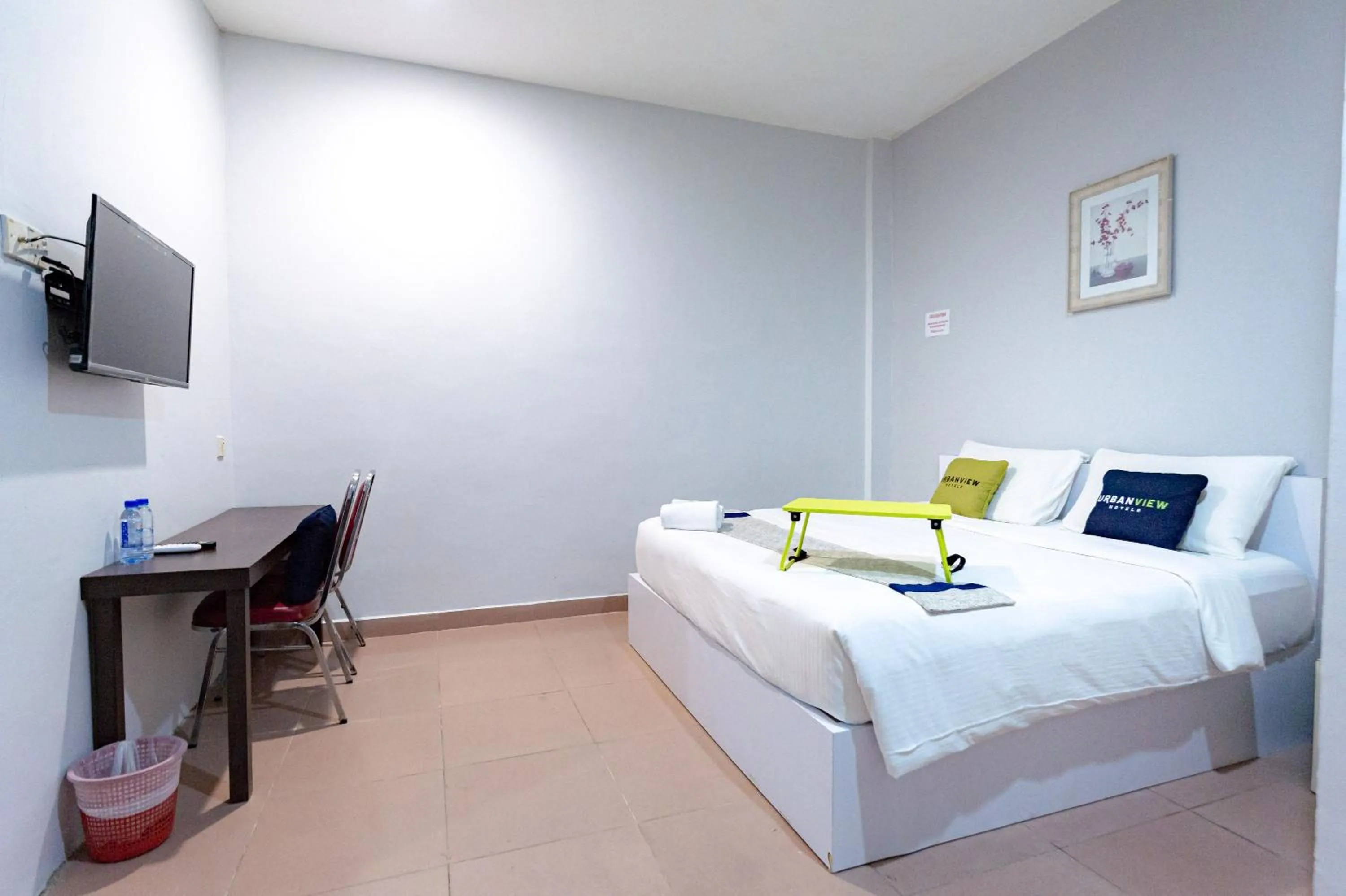 Bedroom, Bed in Urbanview Hotel Crystal Nagoya Batam by RedDoorz