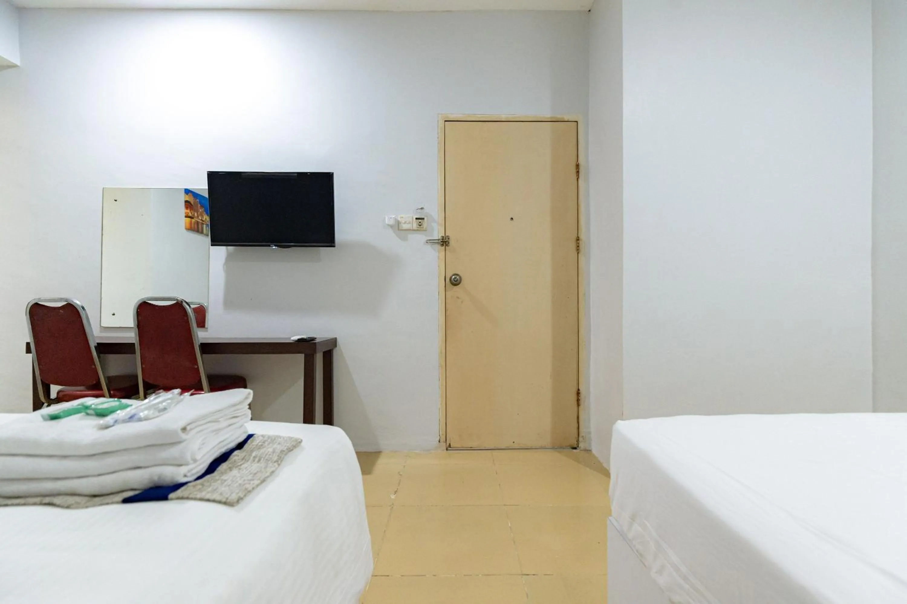 Bedroom, Bed in Urbanview Hotel Crystal Nagoya Batam by RedDoorz