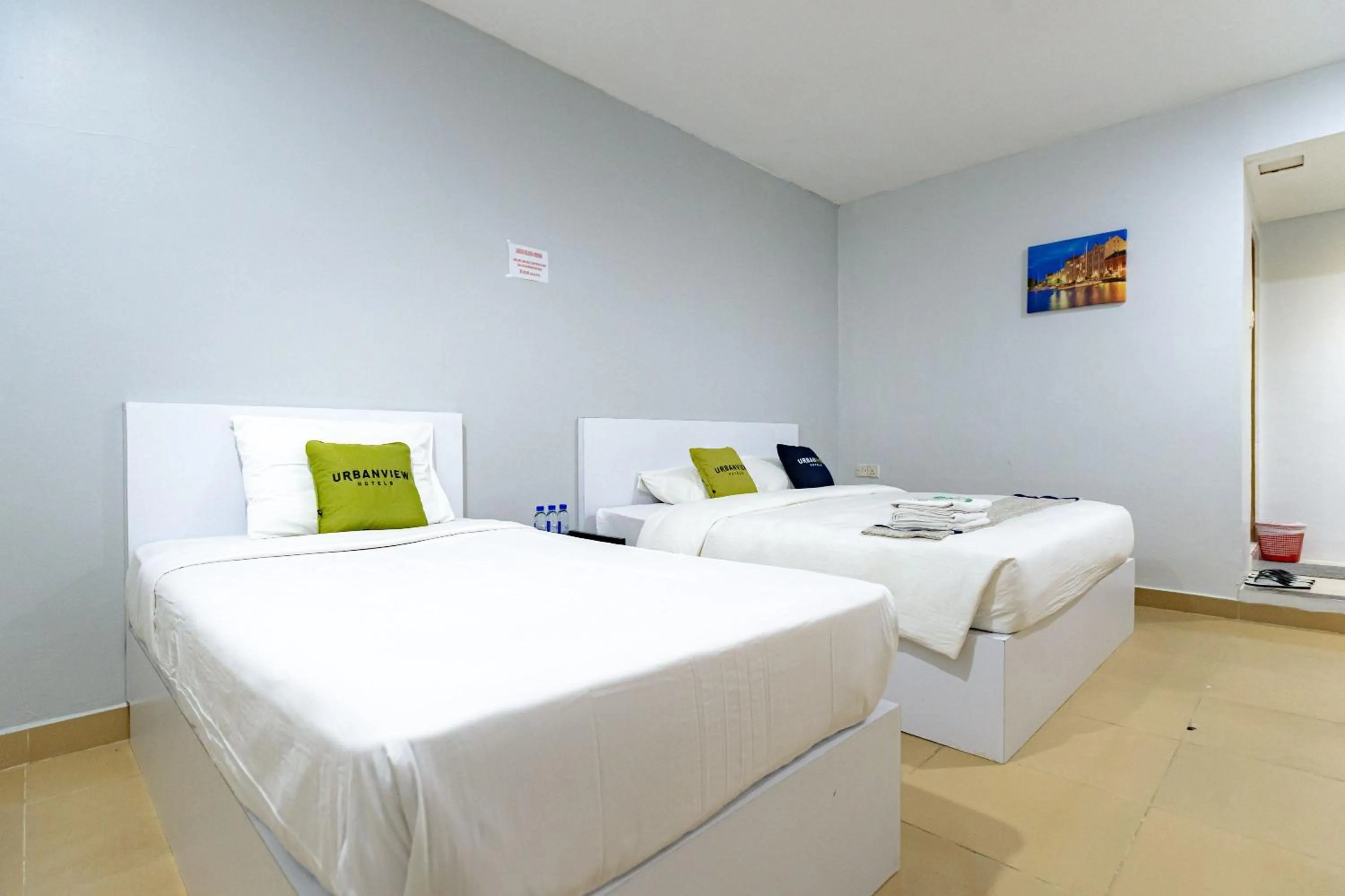 Bedroom, Bed in Urbanview Hotel Crystal Nagoya Batam by RedDoorz