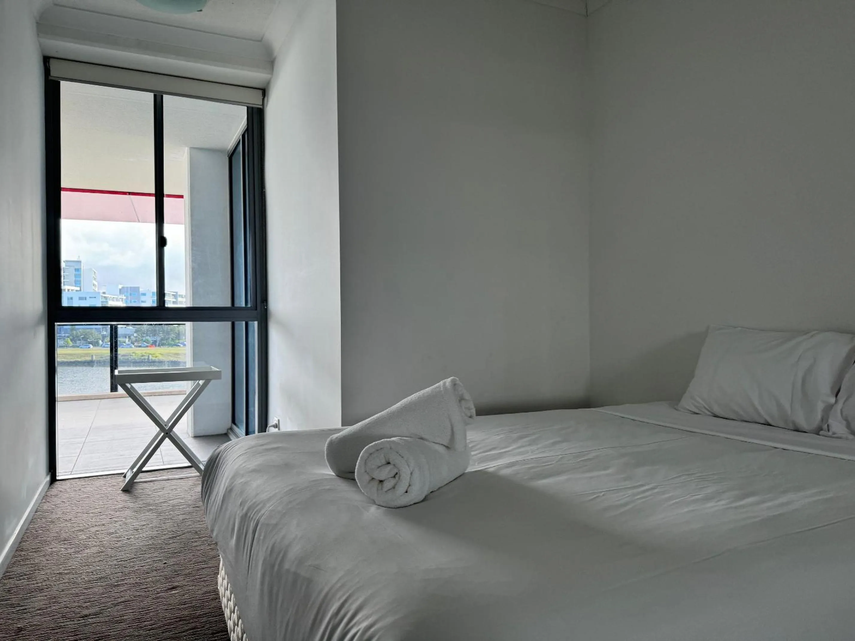 Bedroom, Bed in Harbour Quays Apartments