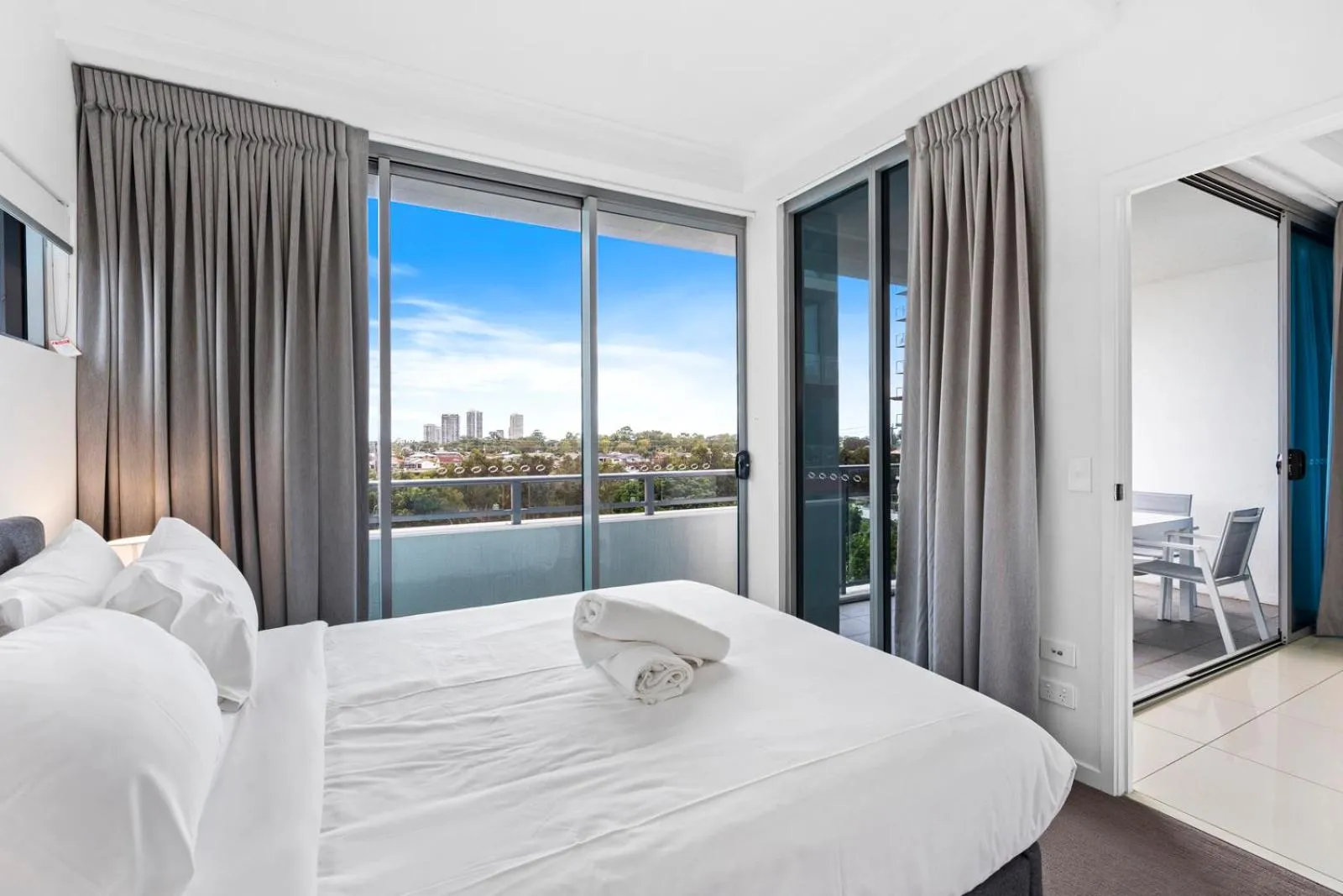 Bedroom, Bed in Harbour Quays Apartments