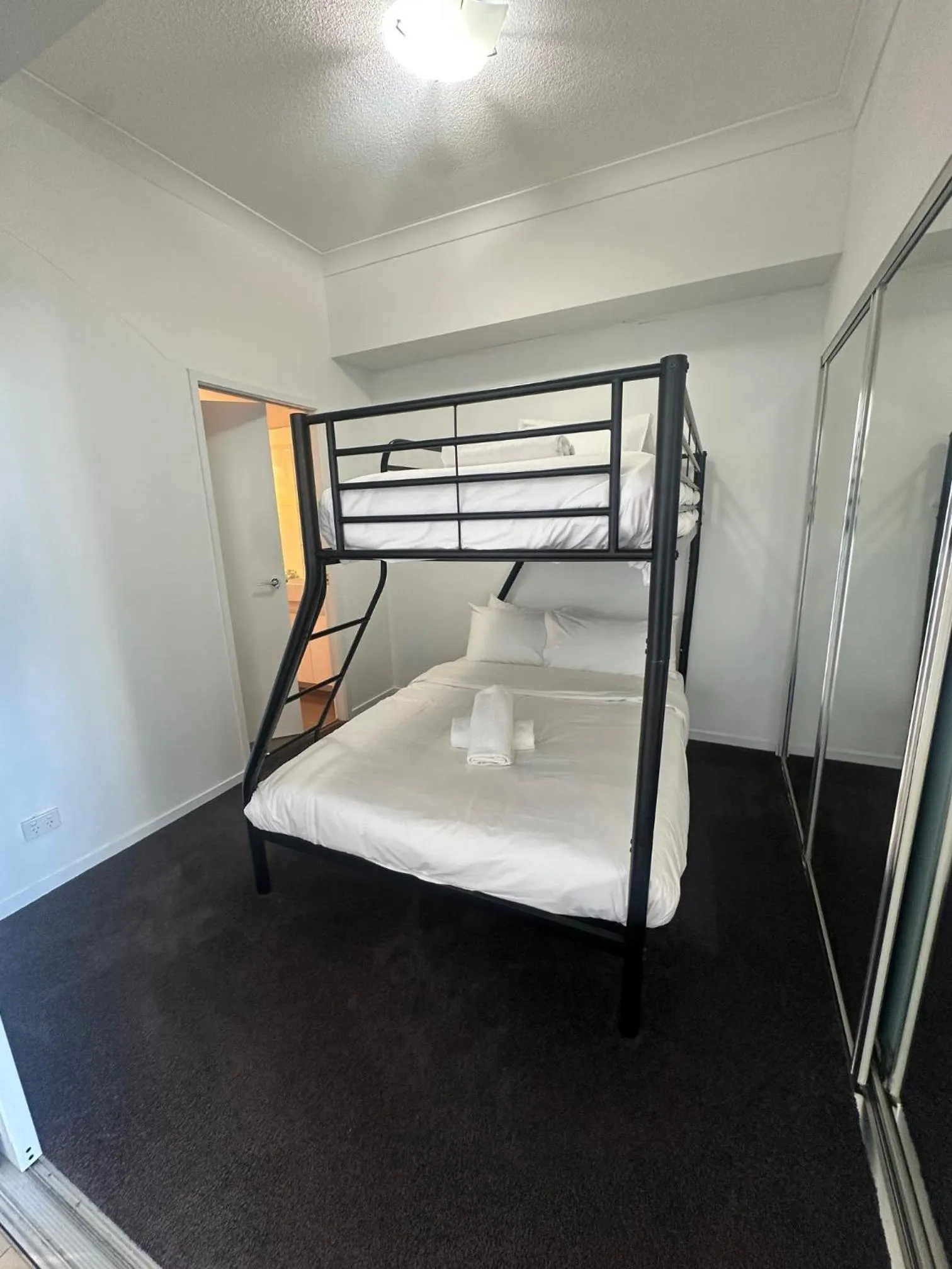 Bedroom, Bed in Harbour Quays Apartments