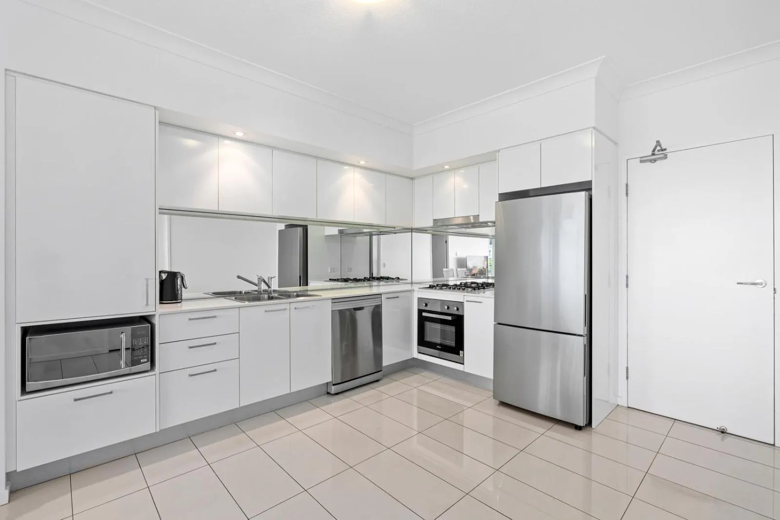 Kitchen or kitchenette in Harbour Quays Apartments