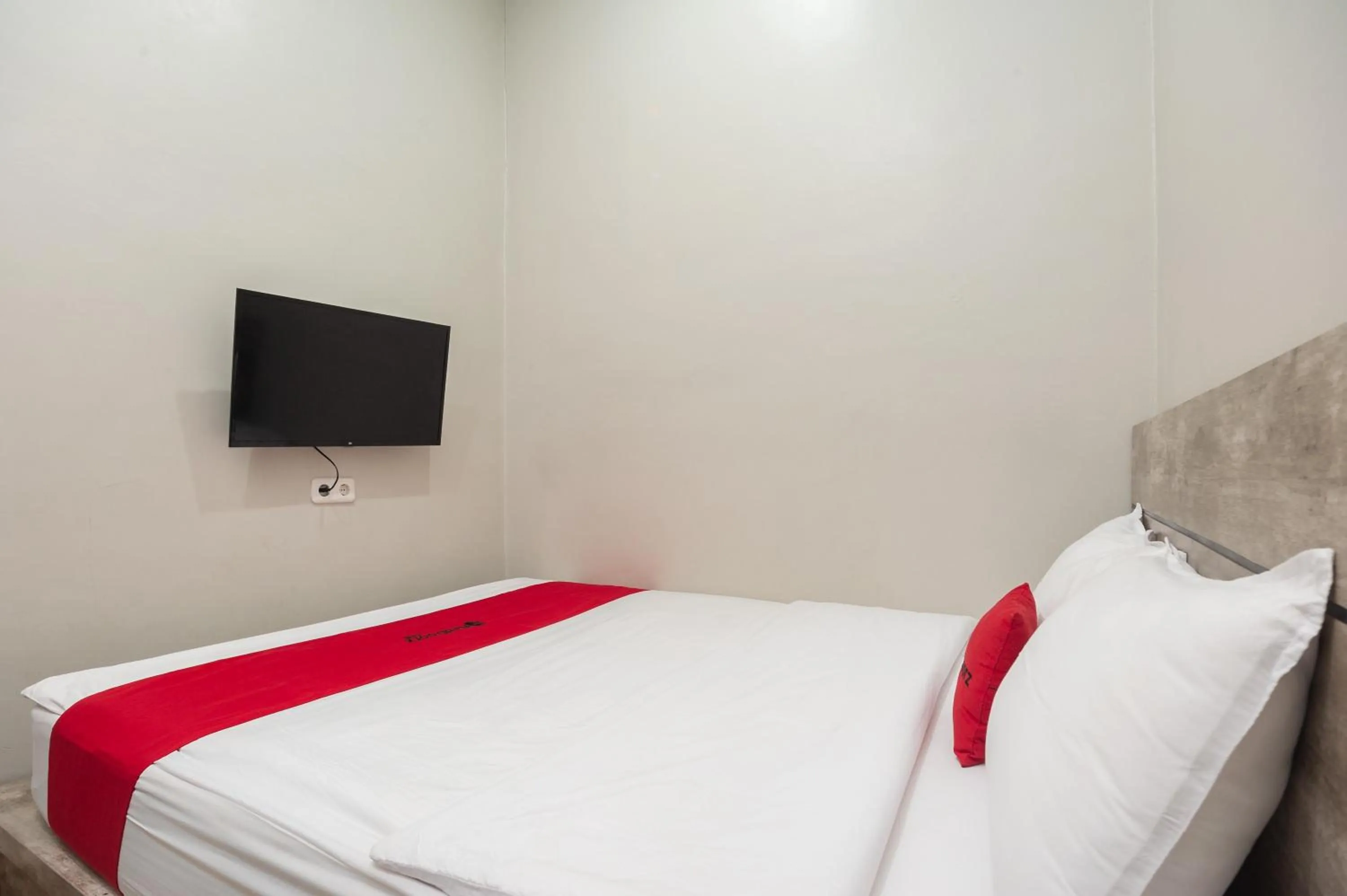 Bed in RedDoorz Plus at Eskole ITERA Lampung