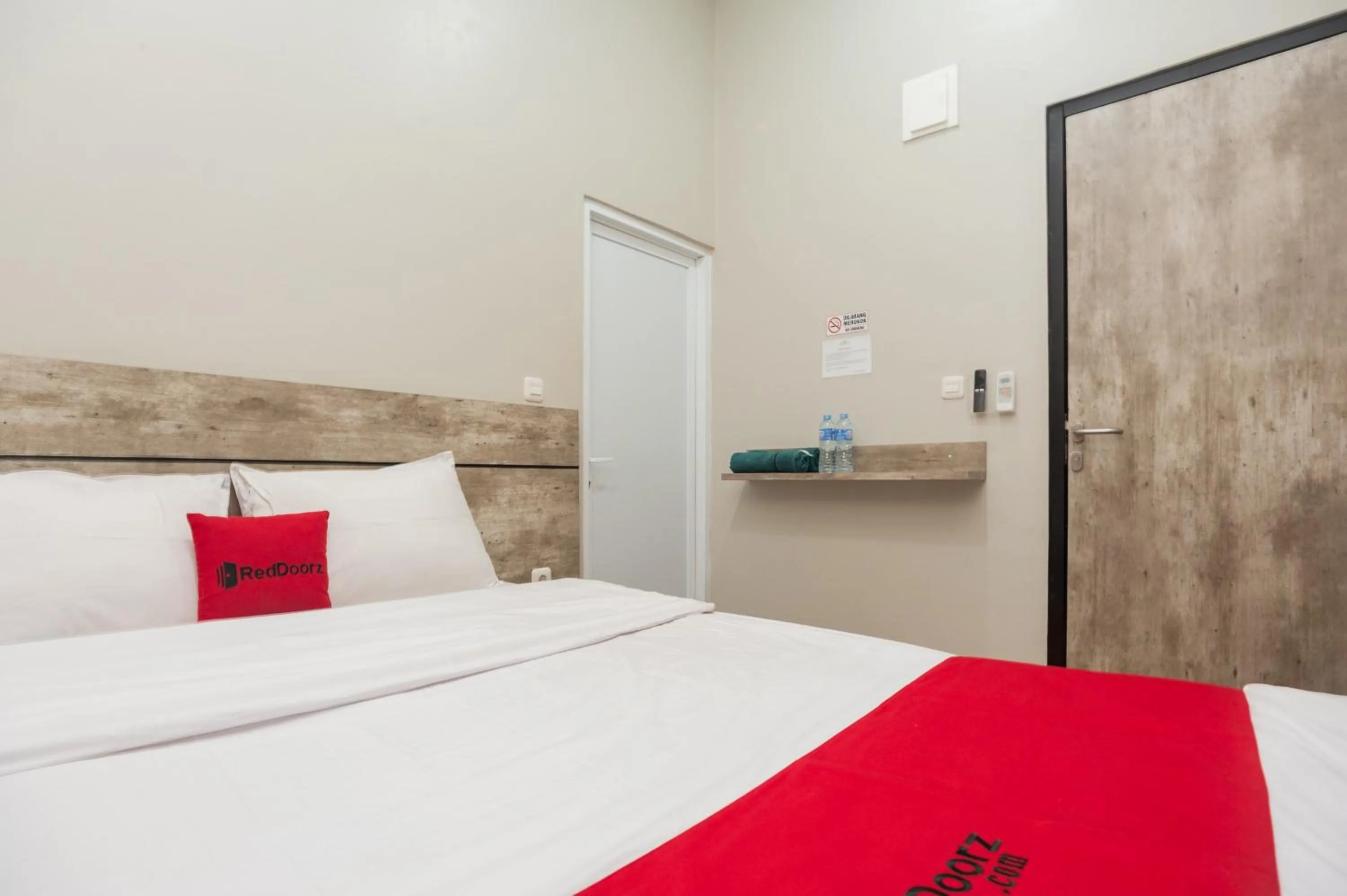 Bed in RedDoorz Plus at Eskole ITERA Lampung