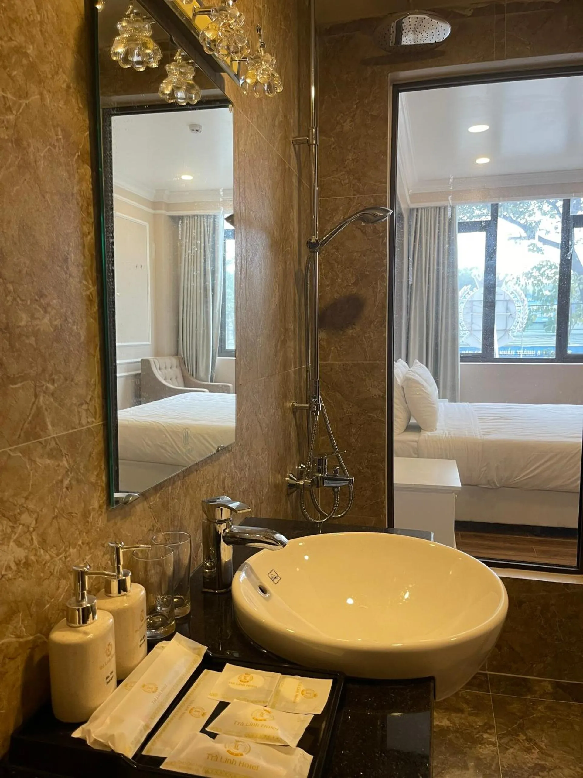 Shower, Bed in TRA LINH HOTEL & RESTAURANTs