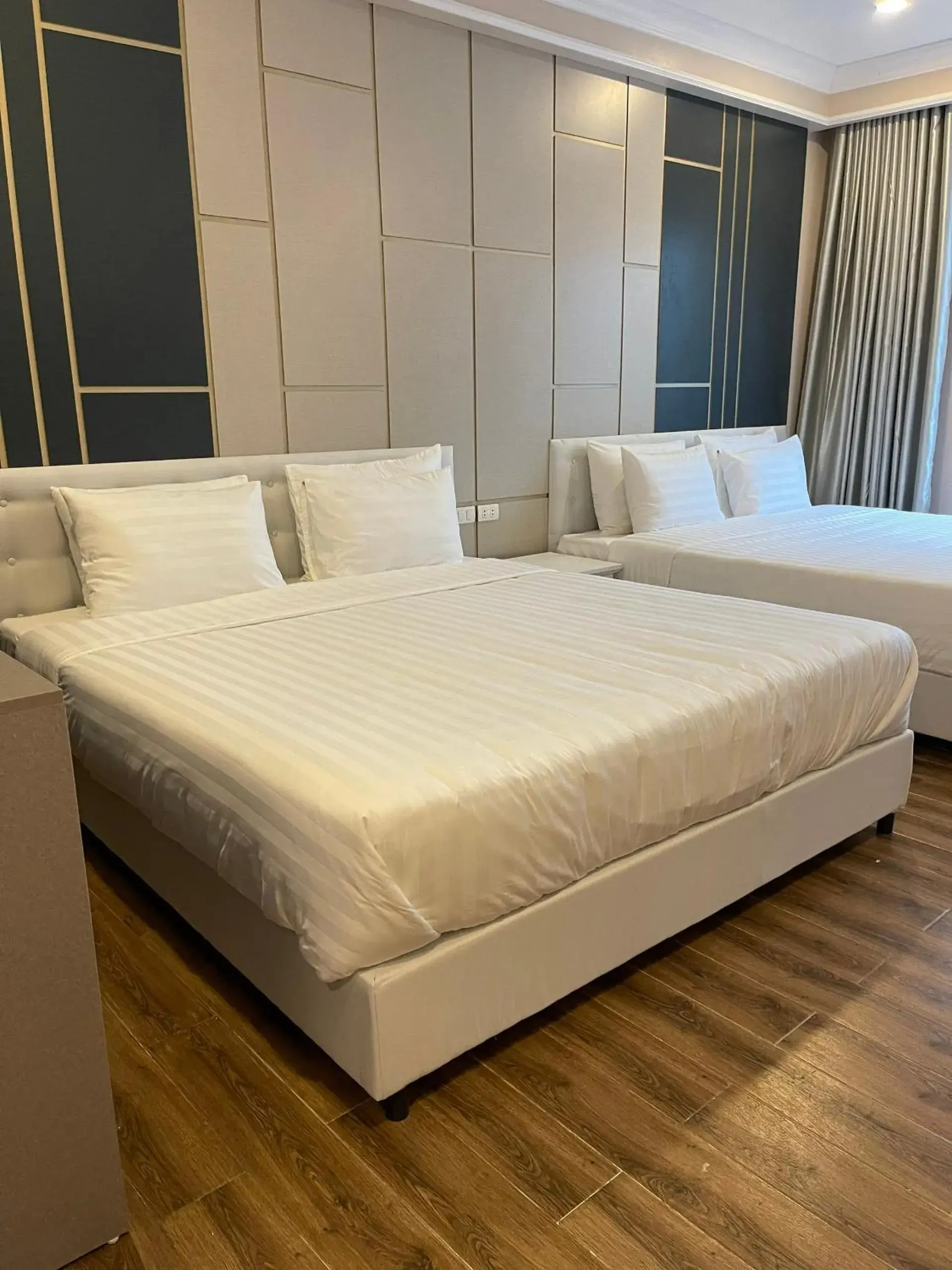 King Room with Two King Beds in TRA LINH HOTEL & RESTAURANTs King Room with Two King Beds in TRA LINH HOTEL & RESTAURANTs
