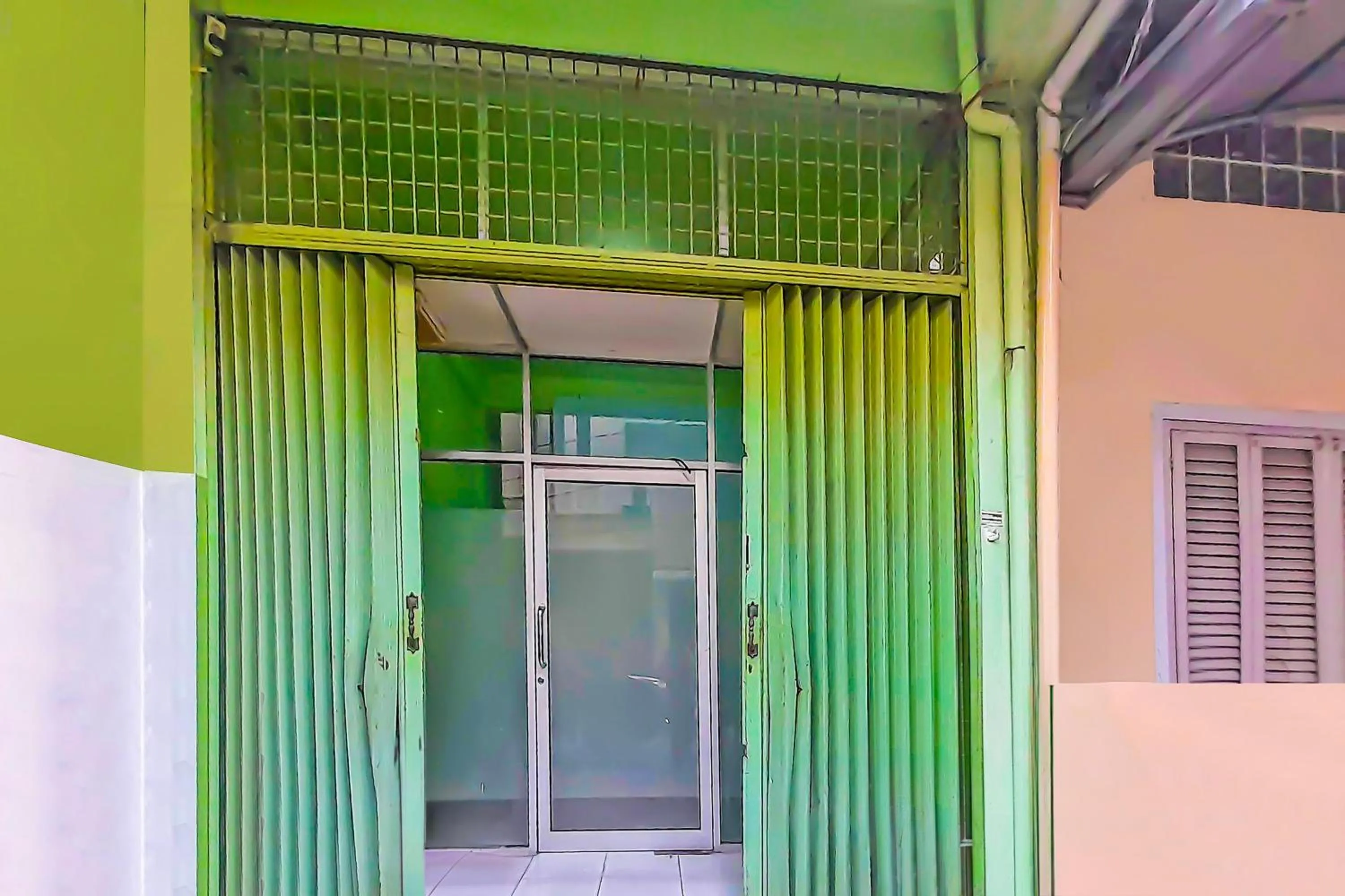 Facade/entrance in SPOT ON 92236 Kediri Family Homestay