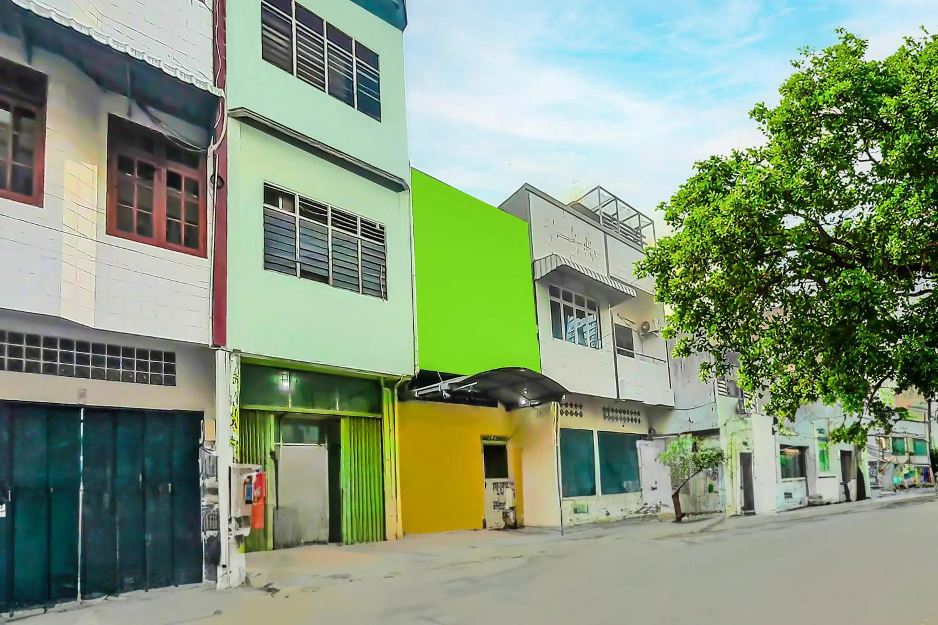 Facade/entrance in SPOT ON 92236 Kediri Family Homestay