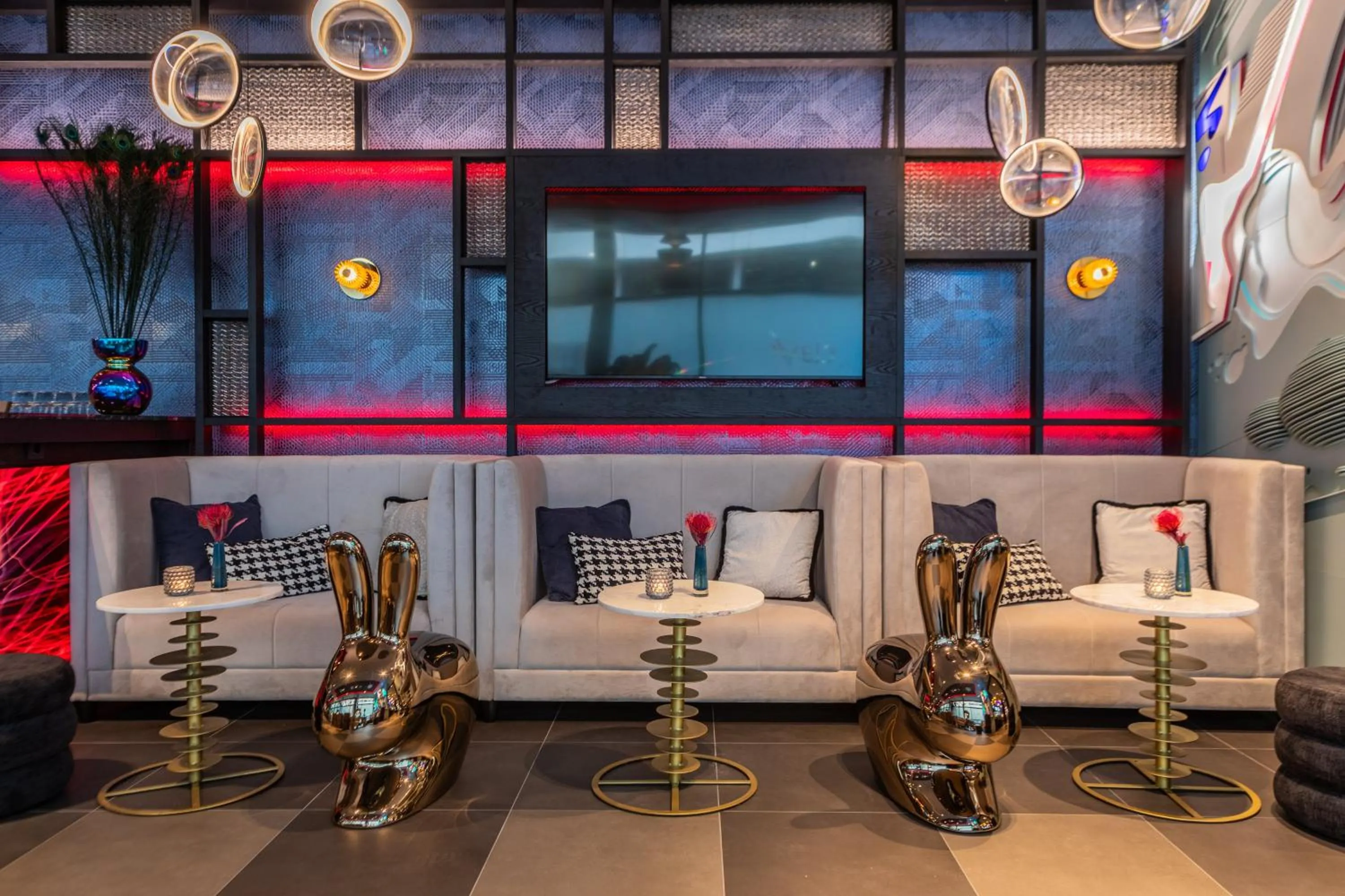 Lounge or bar in NYX Hotel Hamburg by Leonardo Hotels