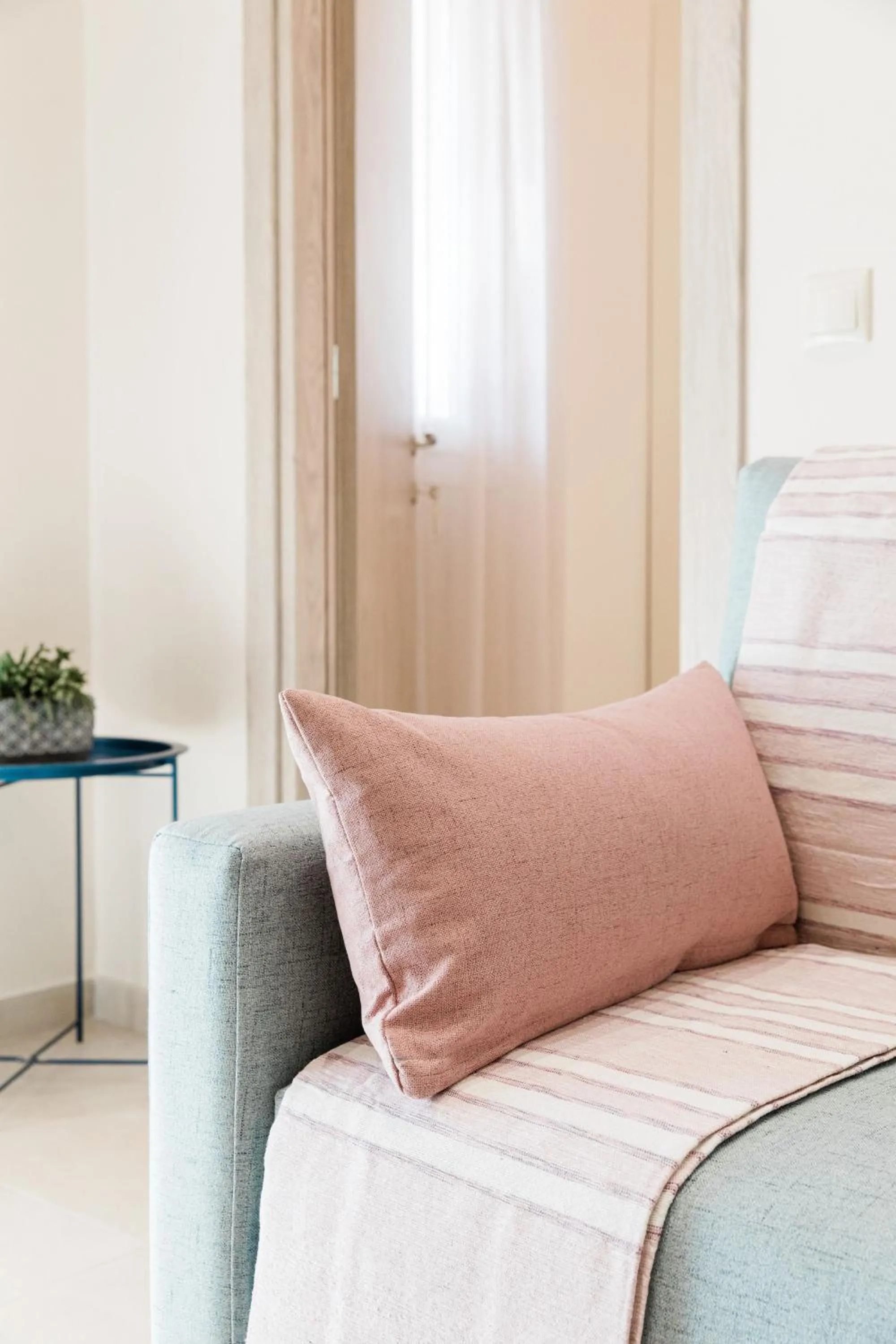 Living room, Bed in Seadrop Suites