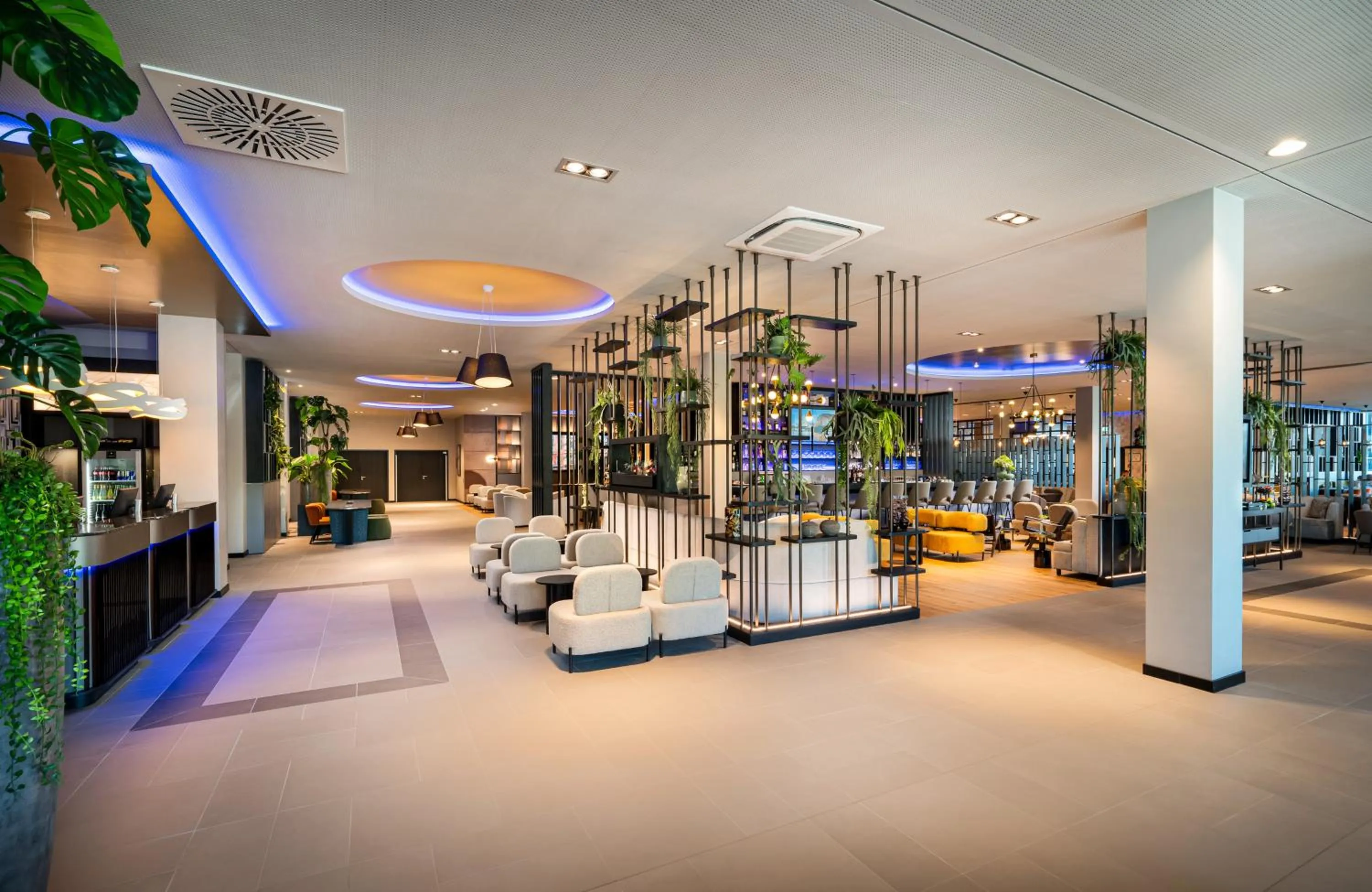 Lobby or reception in Leonardo Royal Hotel Cologne Bonn Airport