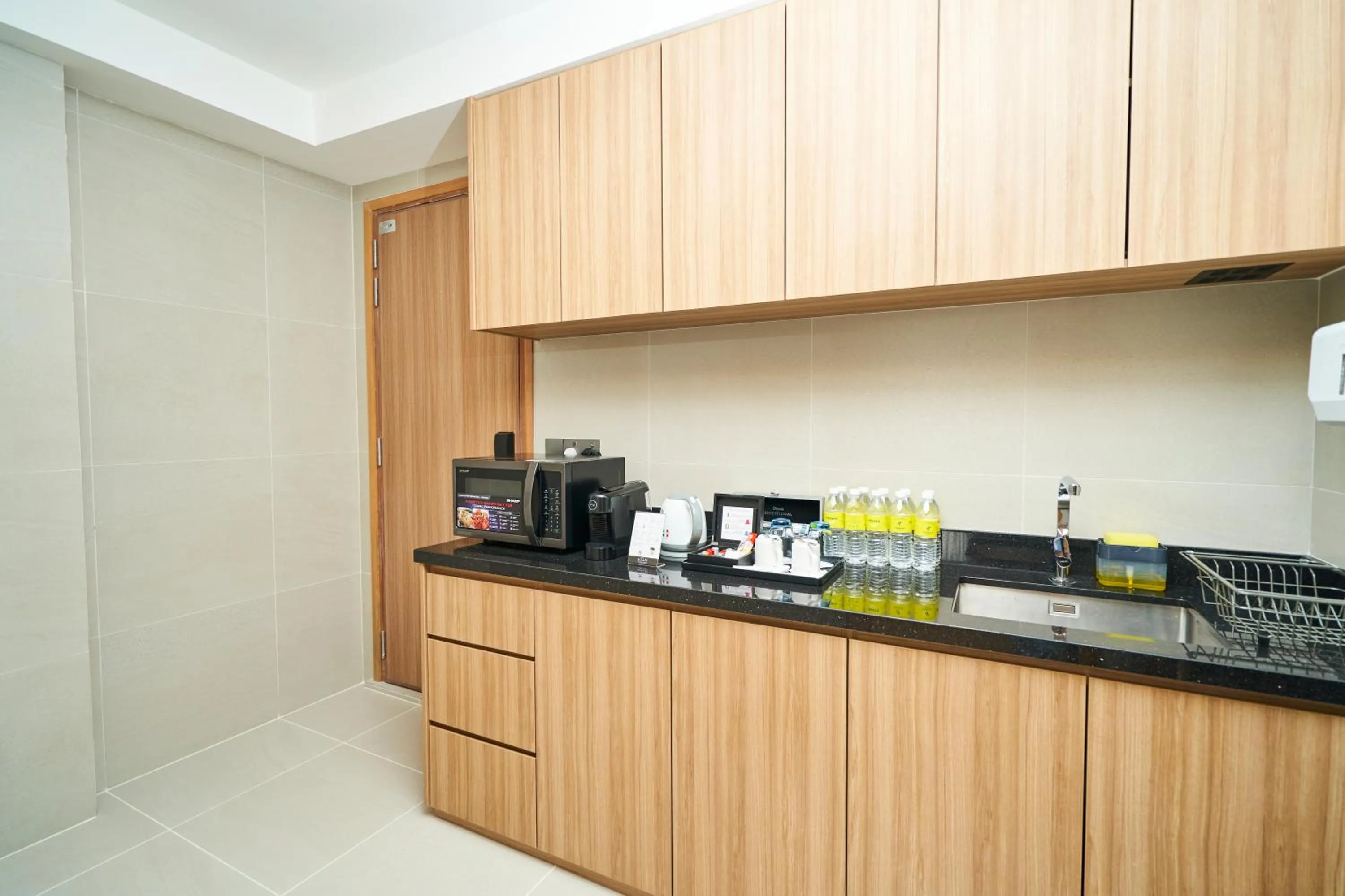 Kitchen or kitchenette in Holiday Inn Sepang - Airport