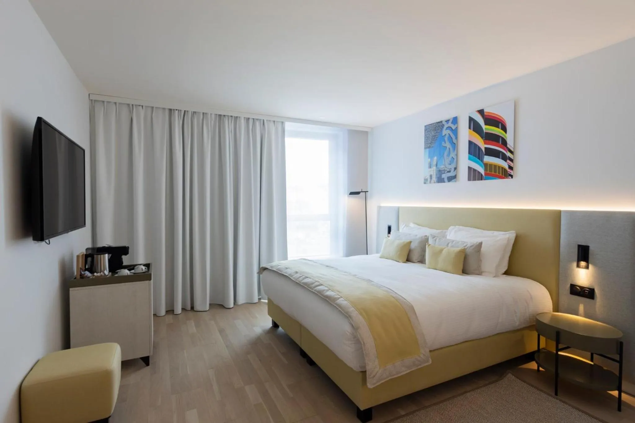 Photo of the whole room, Bed in Crowne Plaza - Marseille Le Dôme