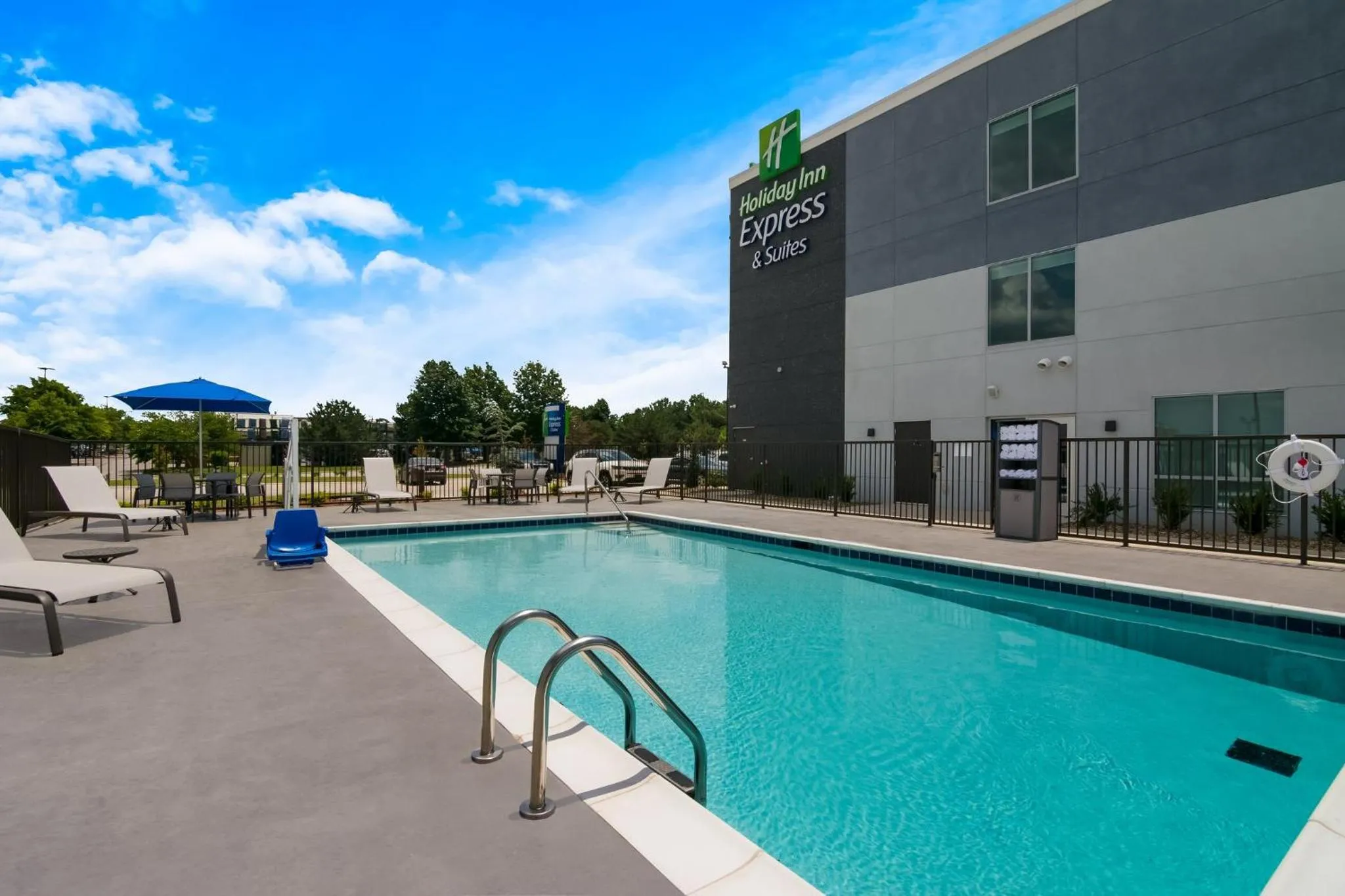 Swimming pool in Holiday Inn Express & Suites - Springdale - Fayetteville Area