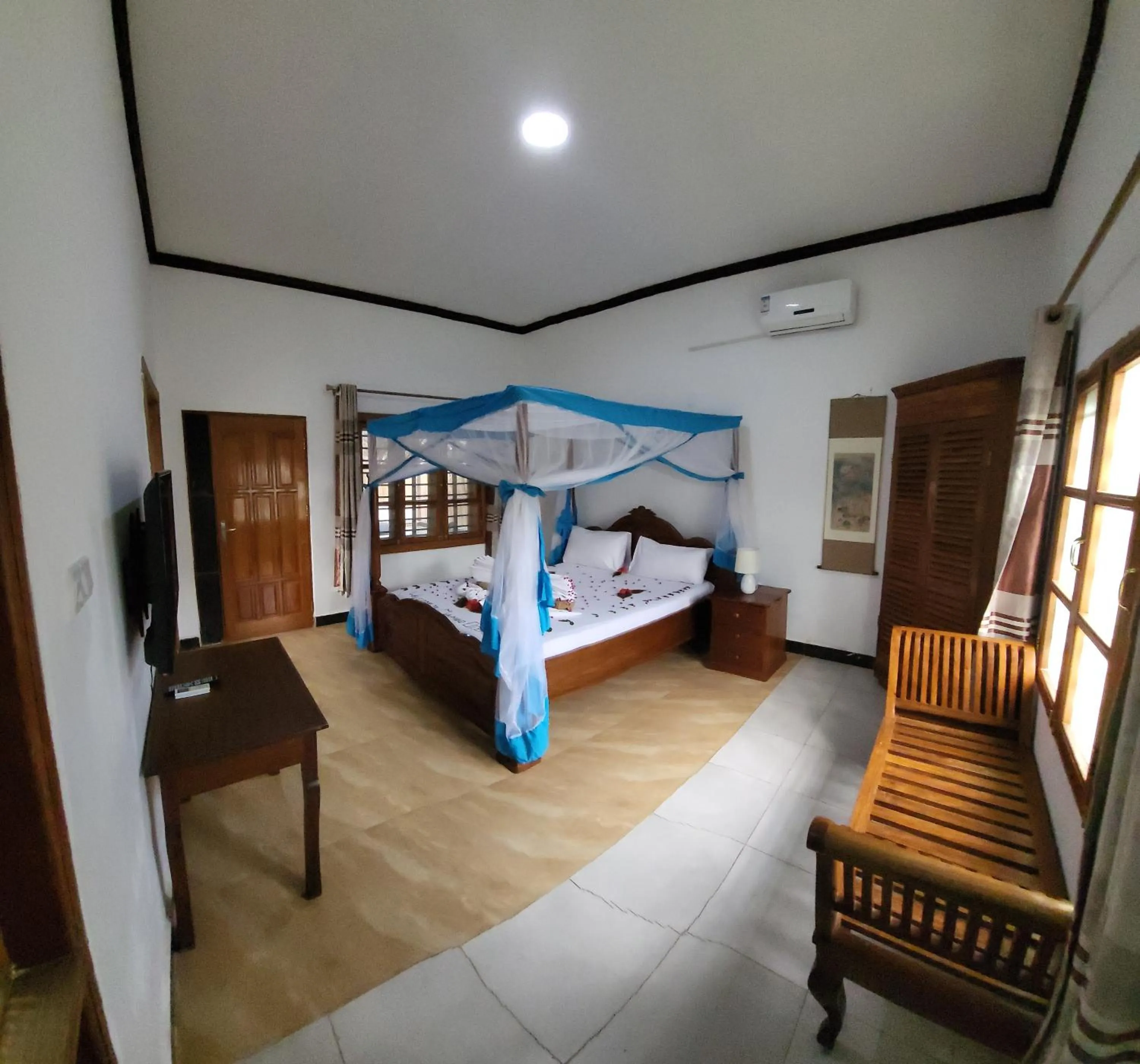 Bedroom, Bed in Mambo Ocean Resort