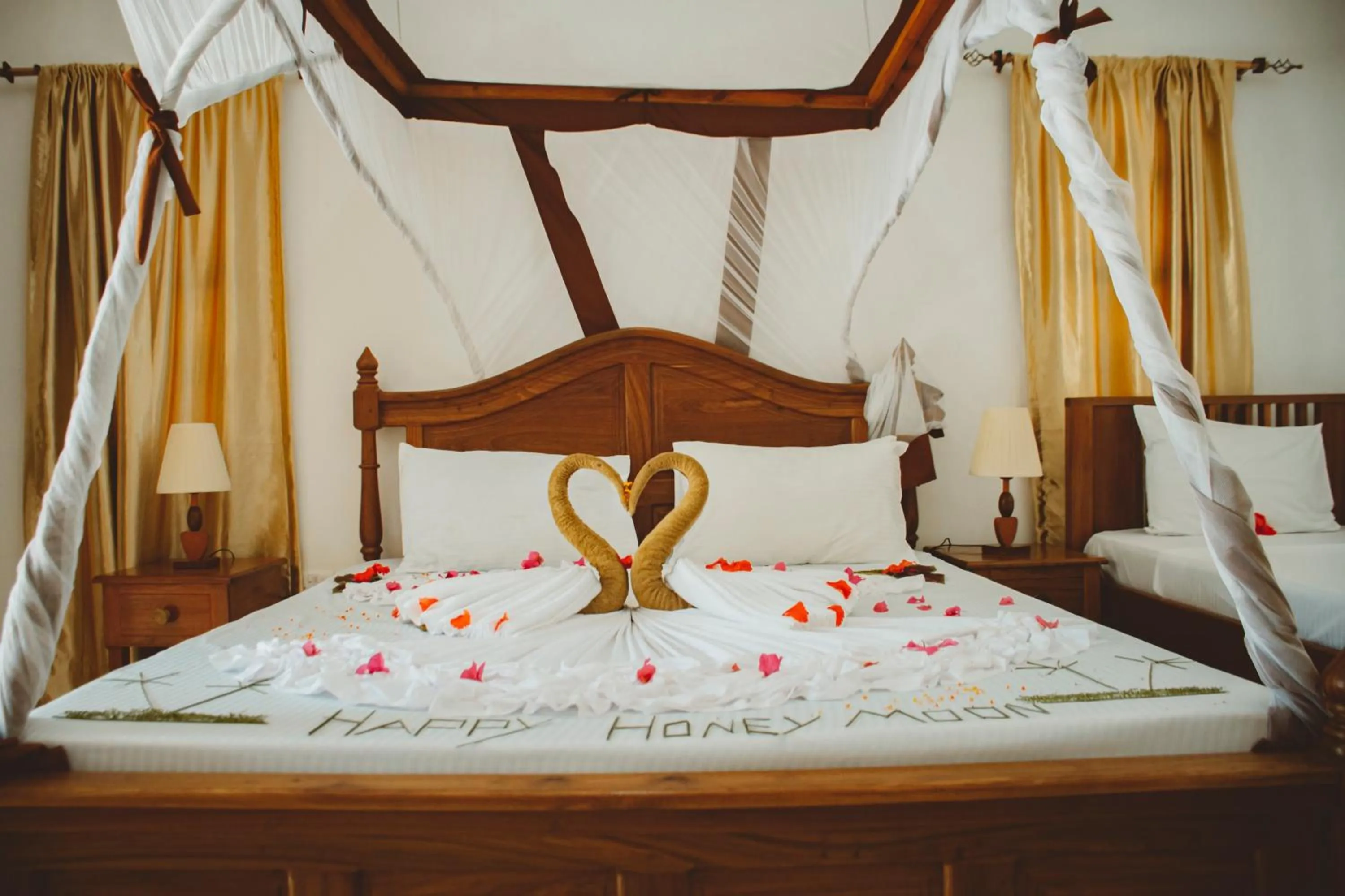 Bedroom, Bed in Mambo Ocean Resort