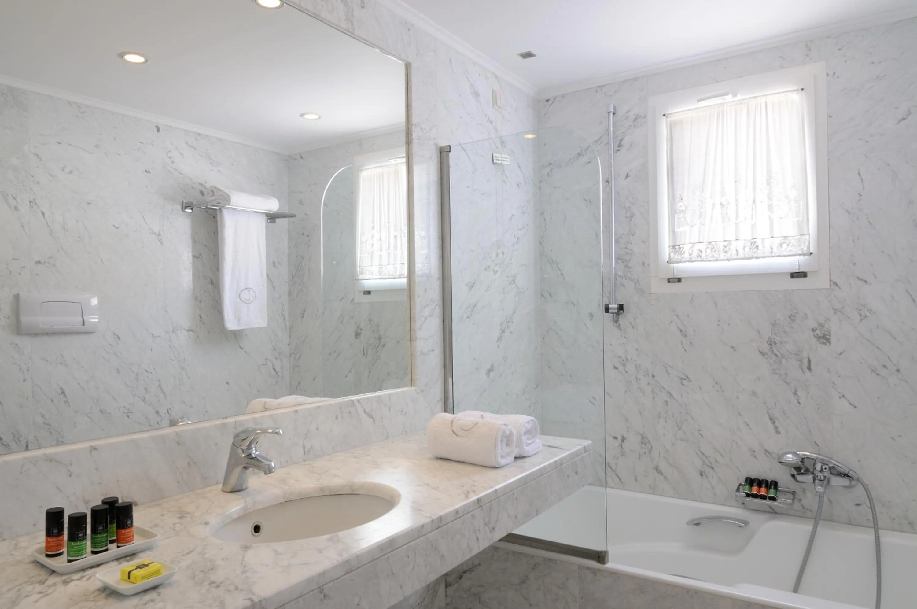 Bathroom in Hotel Leto Hydra